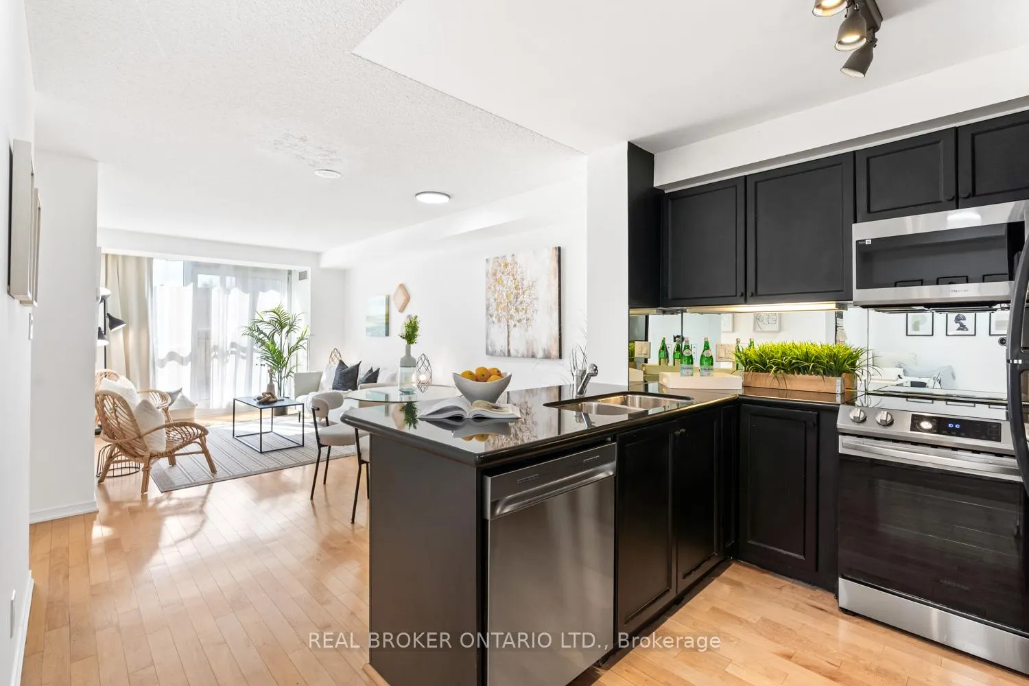 Photo 3 of Unit 204, 308 Palmerston Avenue, Toronto, Trinity-Bellwoods — HOMEH