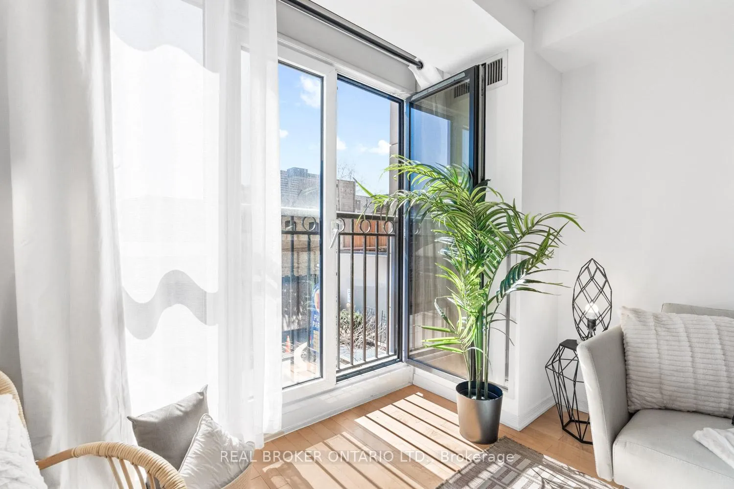 Photo 8 of Unit 204, 308 Palmerston Avenue, Toronto, Trinity-Bellwoods — HOMEH