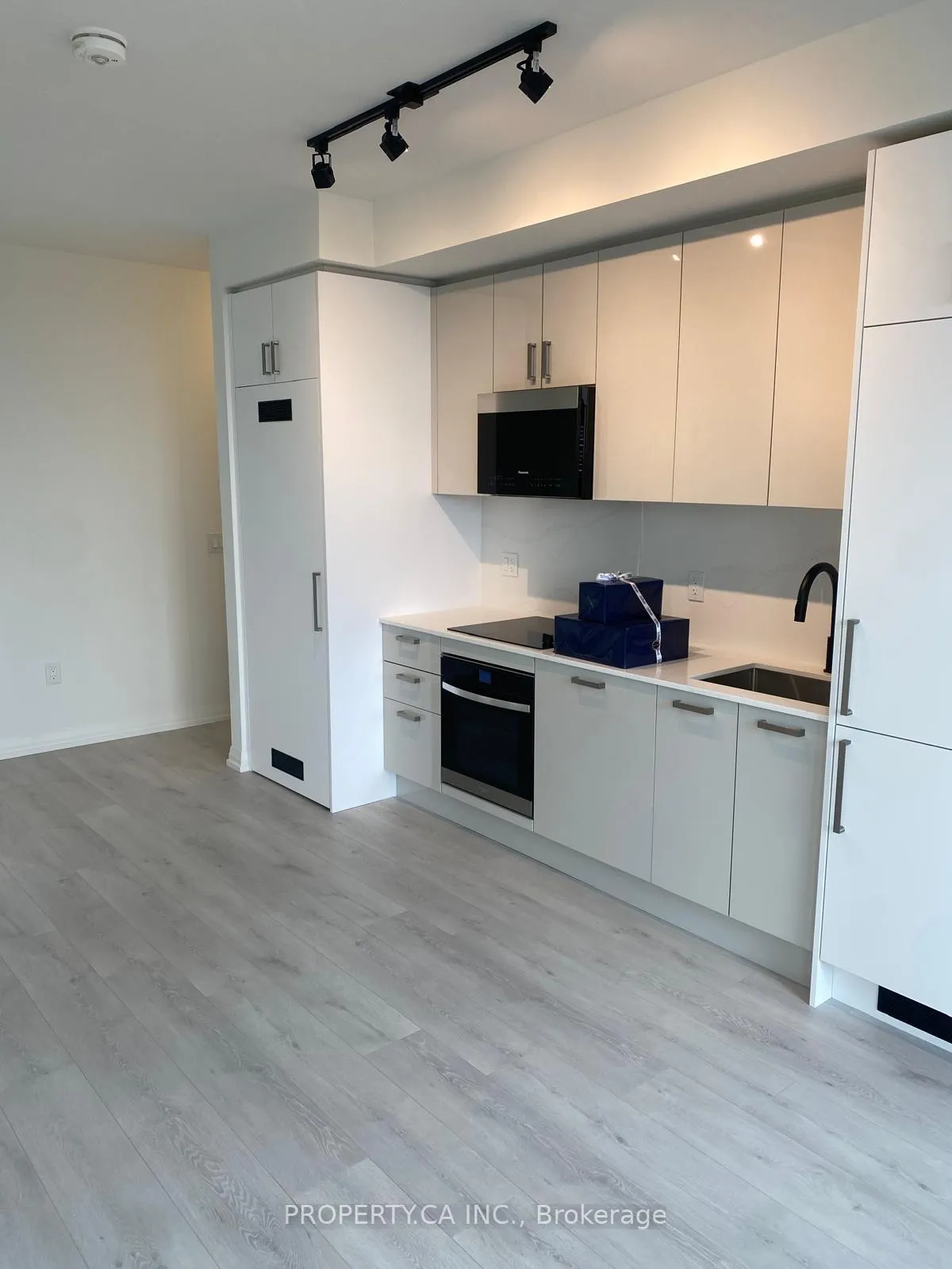 Front of Unit 413, 292 Dundas Street W
