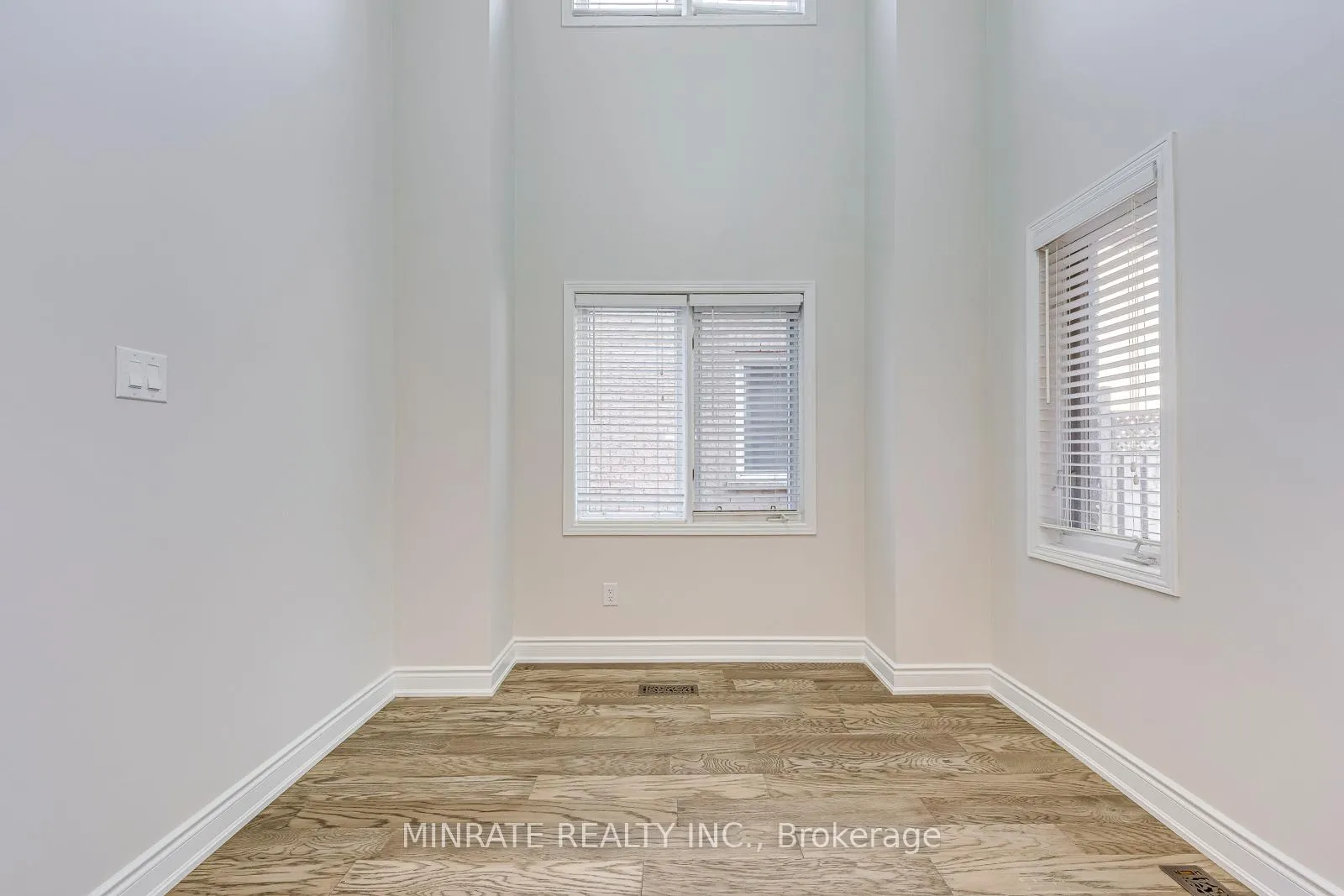 Photo 4 of 129 Harnesworth Crescent, Hamilton, Waterdown — HOMEH