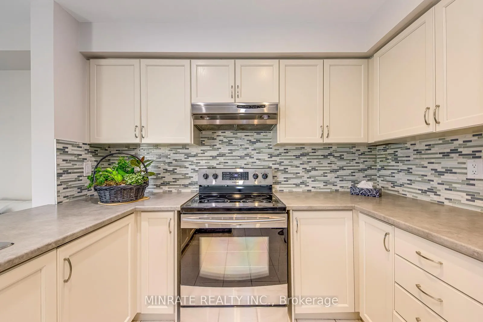 Photo 8 of 129 Harnesworth Crescent, Hamilton, Waterdown — HOMEH