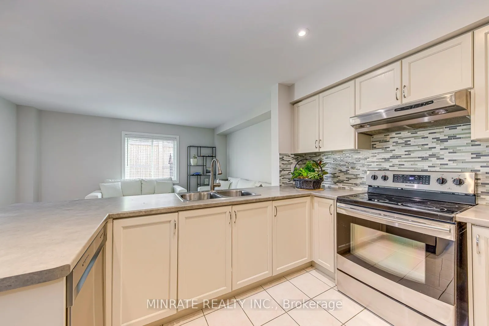 Photo 9 of 129 Harnesworth Crescent, Hamilton, Waterdown — HOMEH