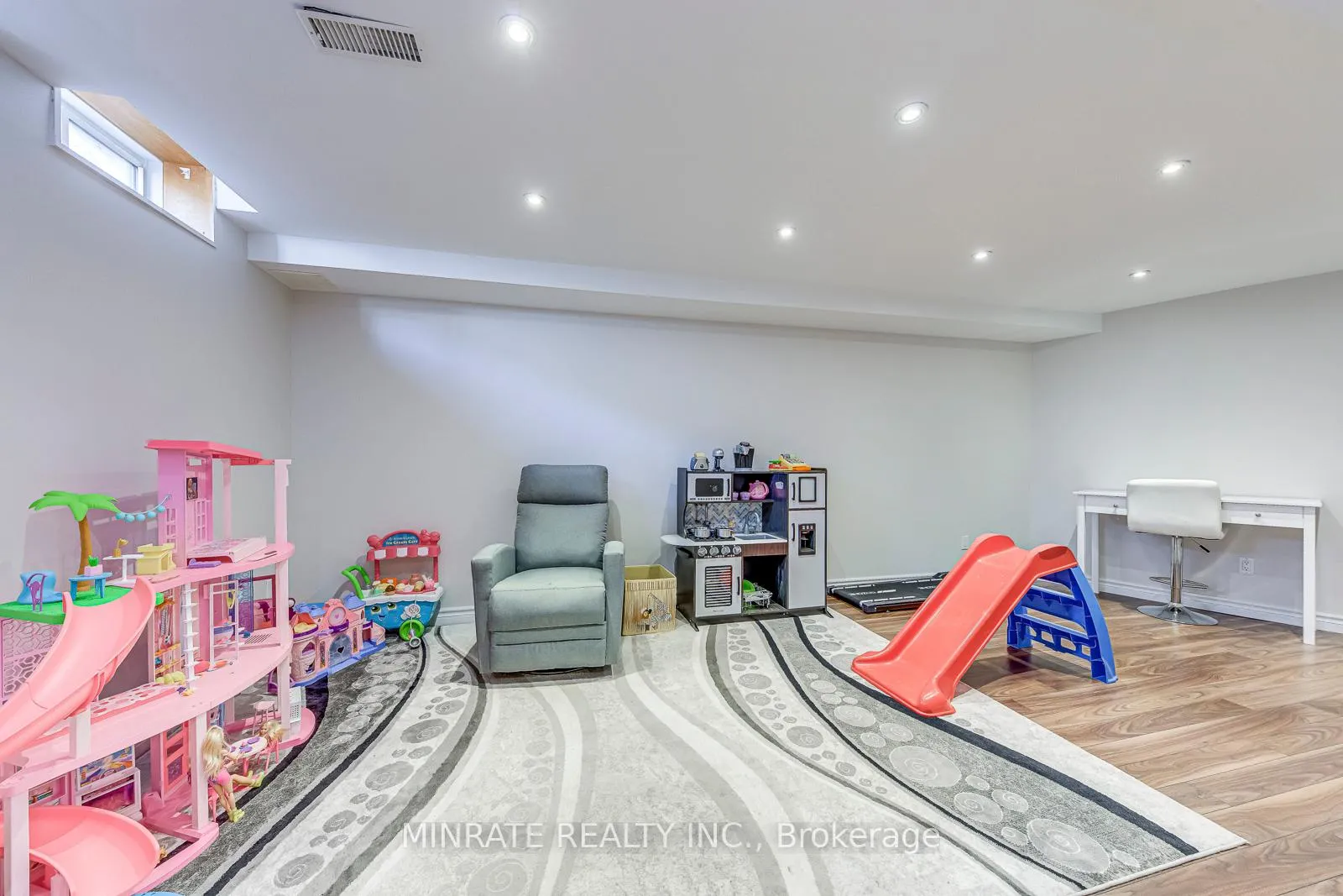 Photo 21 of 129 Harnesworth Crescent, Hamilton, Waterdown — HOMEH