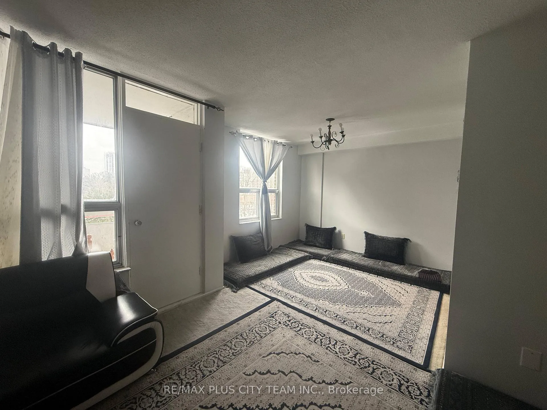 Photo 3 of Unit 909, 10 Edgecliff Golfway, Toronto, Flemingdon Park — HOMEH