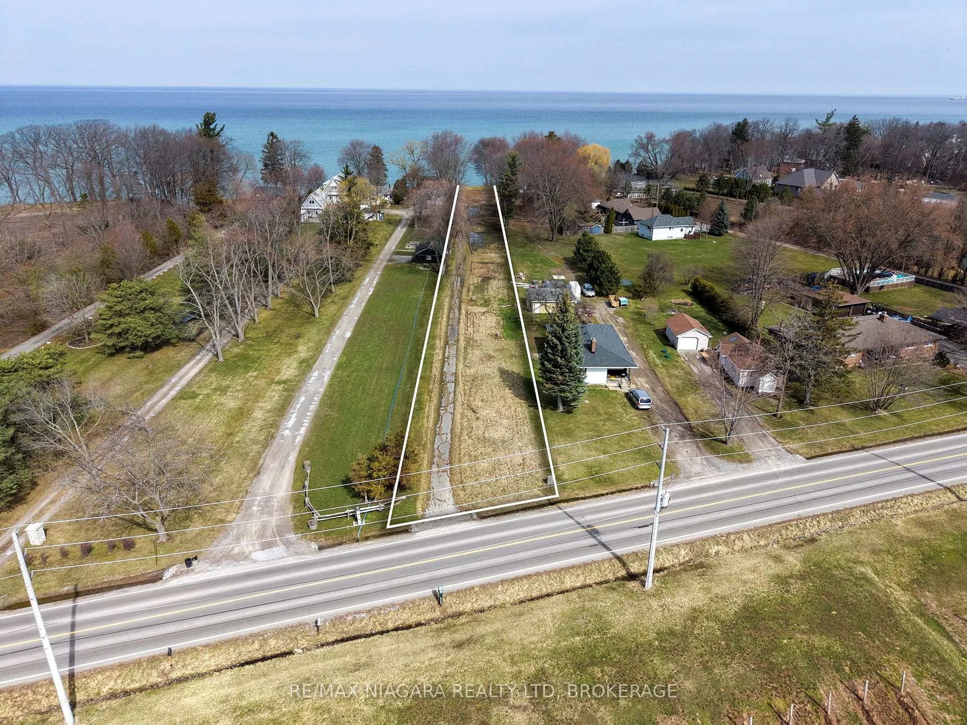 Photo 2 of 1204 Lakeshore Road W, St. Catharines, Rural Port — HOMEH
