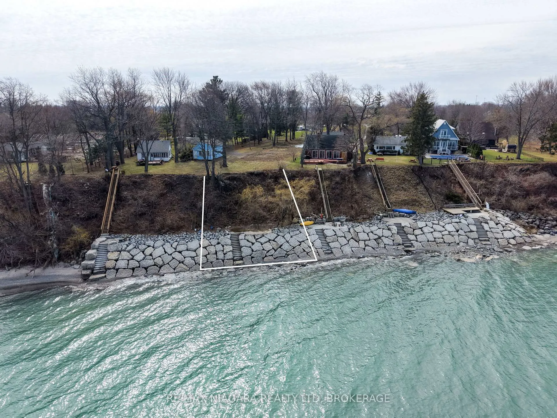 Photo 3 of 1204 Lakeshore Road W, St. Catharines, Rural Port — HOMEH