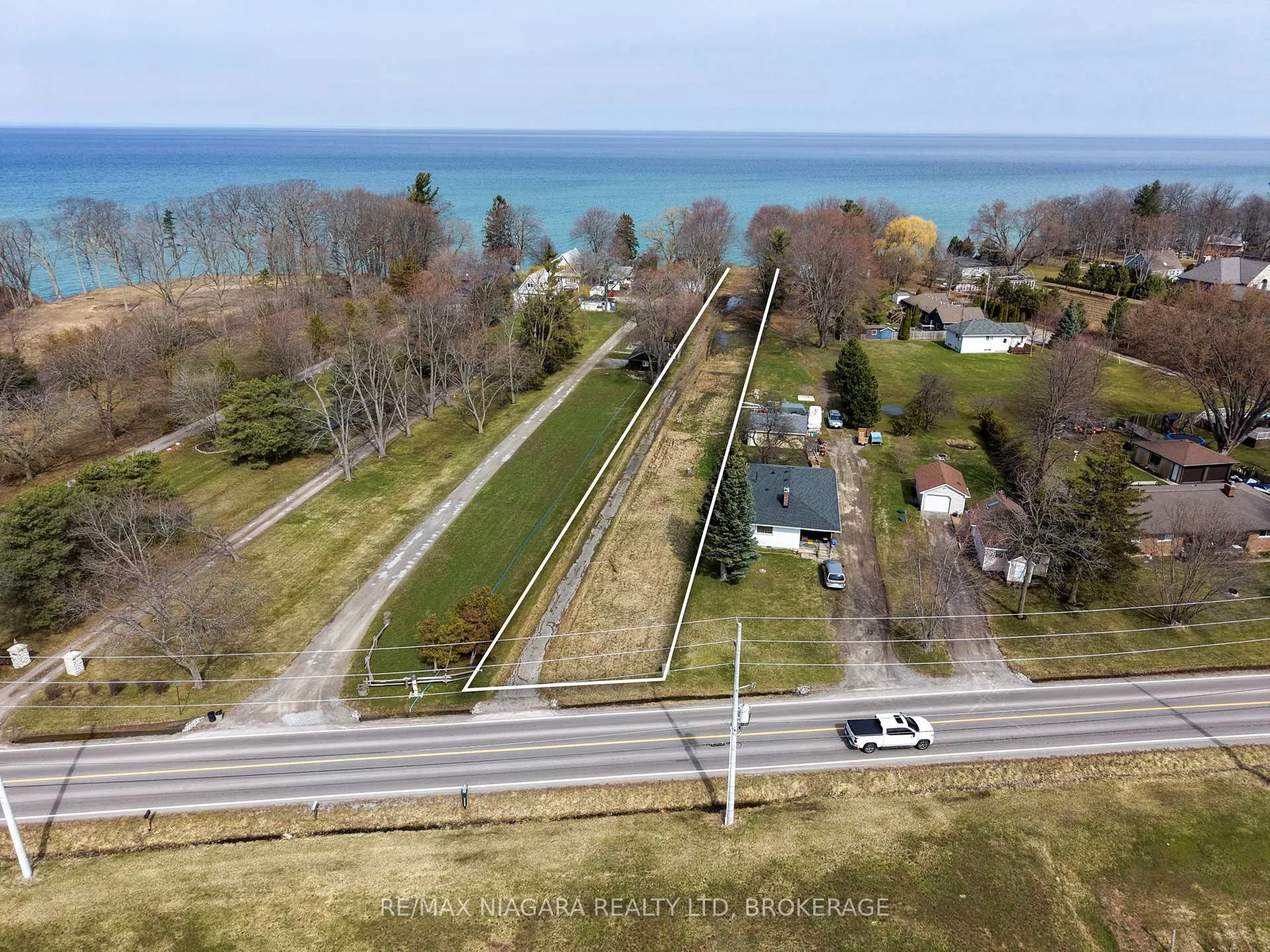 Photo 17 of 1204 Lakeshore Road W, St. Catharines, Rural Port — HOMEH