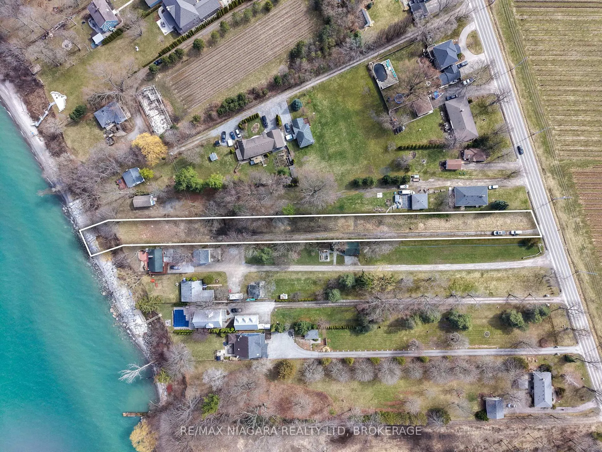Photo 18 of 1204 Lakeshore Road W, St. Catharines, Rural Port — HOMEH
