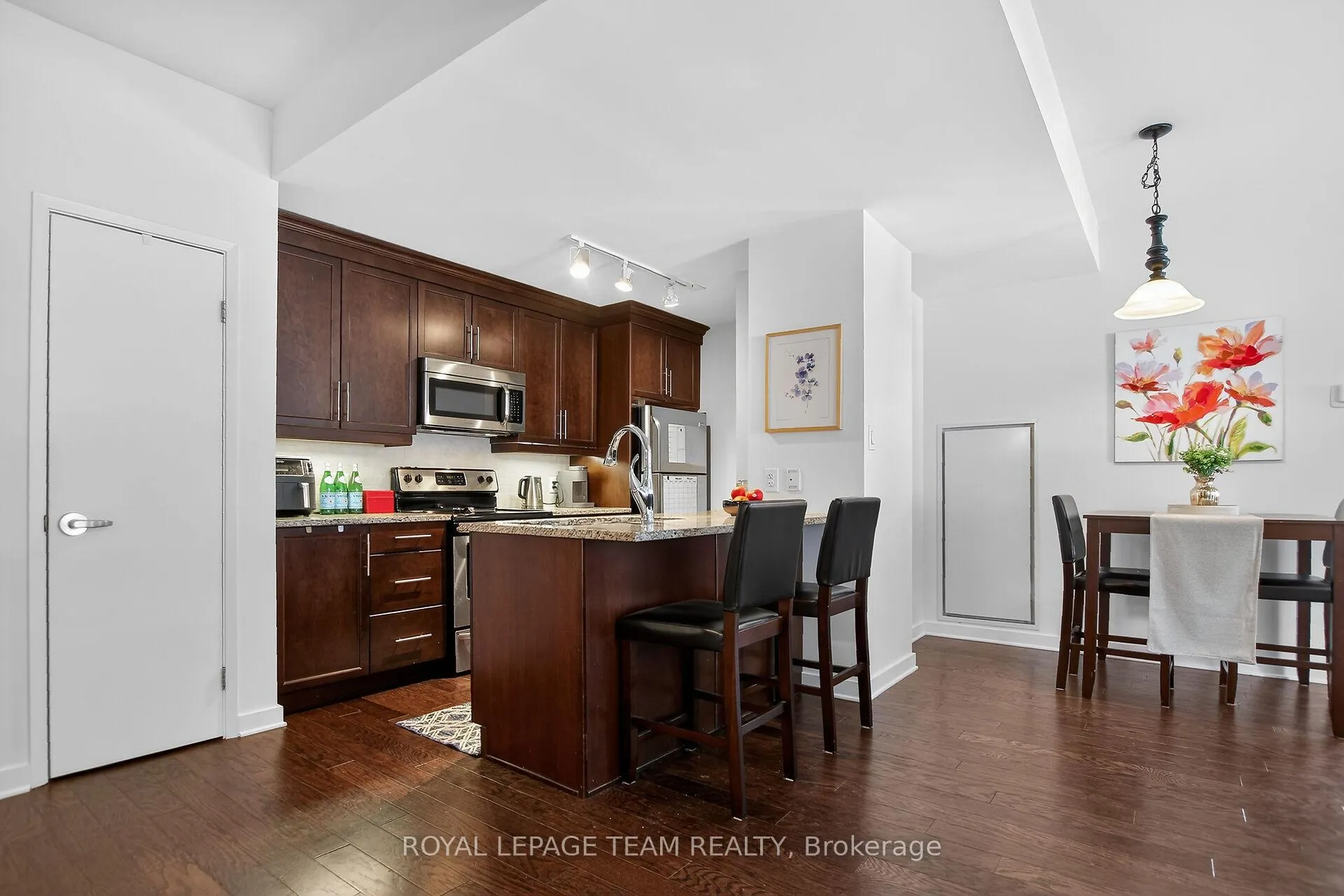 Photo 7 of Unit 204, 310 Centrum Boulevard, Ottawa, Bilberry Creek/Queenswood Heights — HOMEH