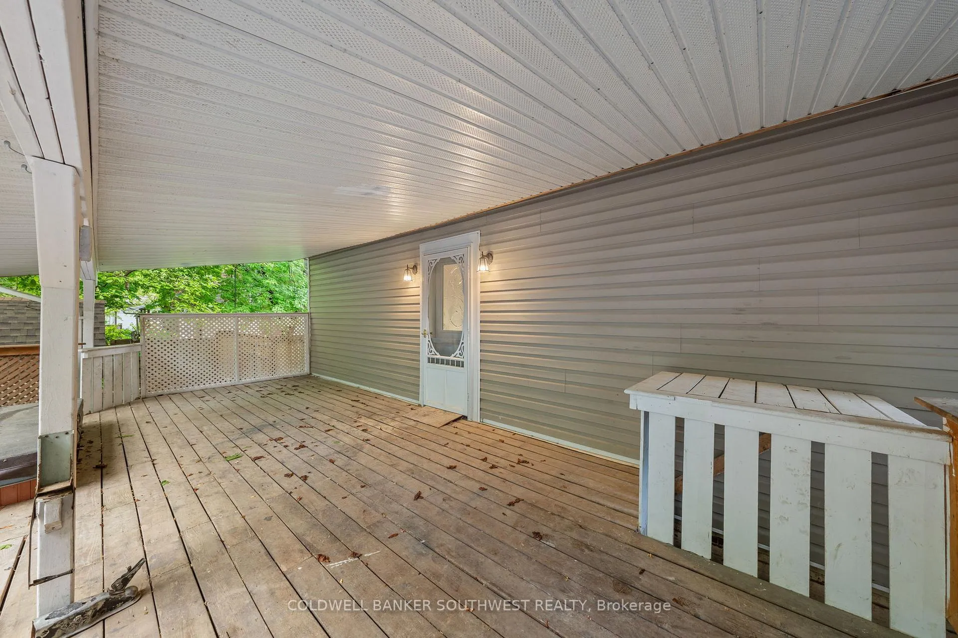 Photo 5 of 156 Queen Street, Sarnia — HOMEH