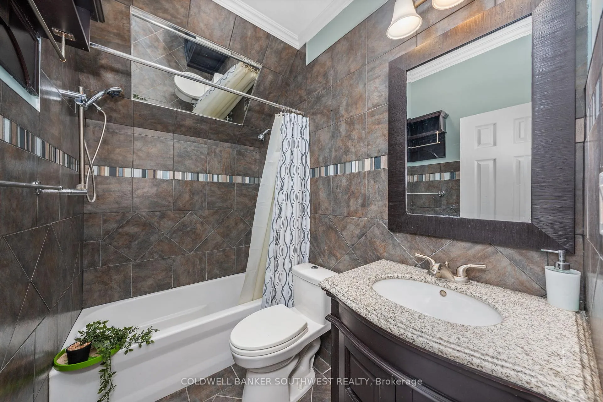 Photo 19 of 156 Queen Street, Sarnia — HOMEH