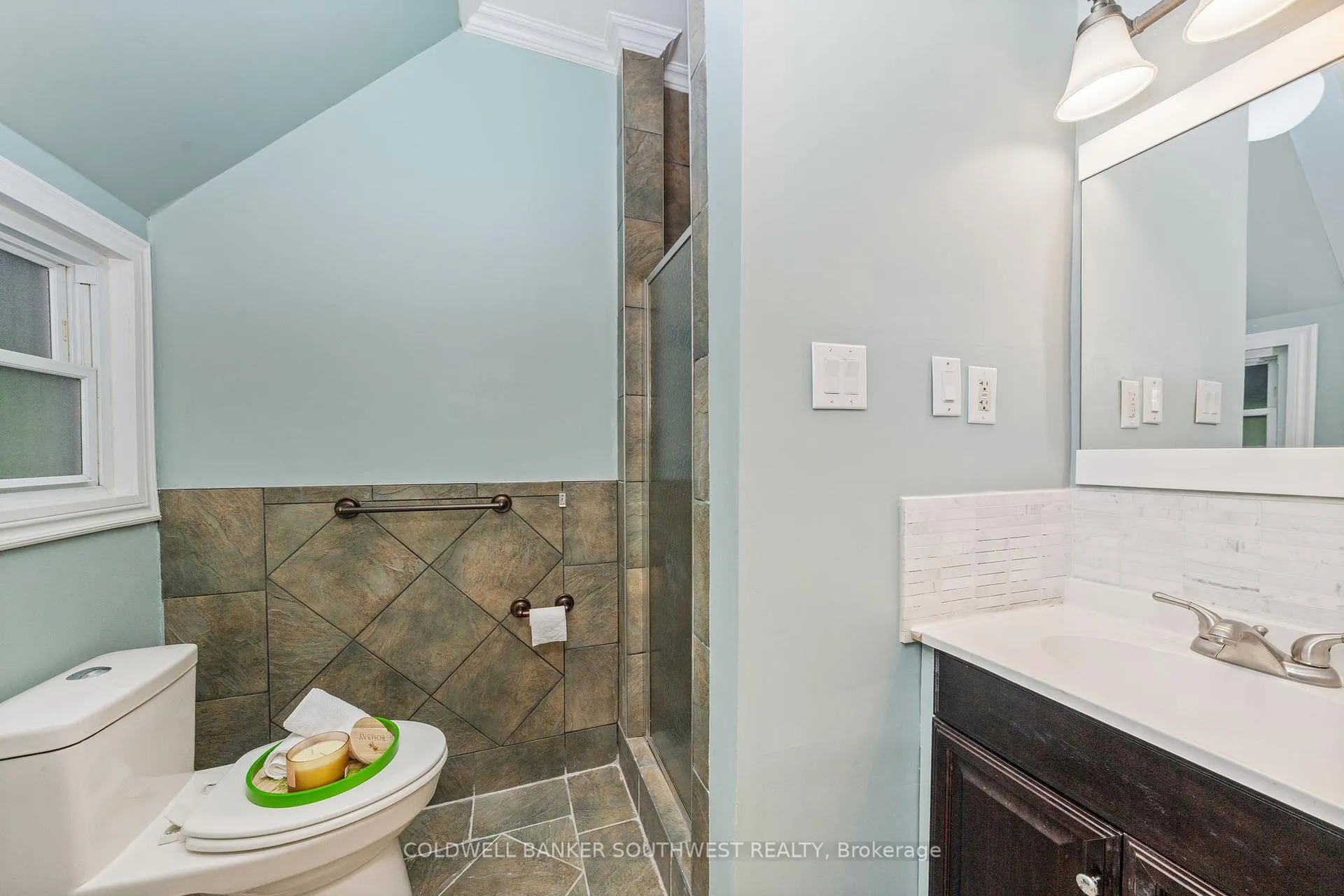 Photo 22 of 156 Queen Street, Sarnia — HOMEH