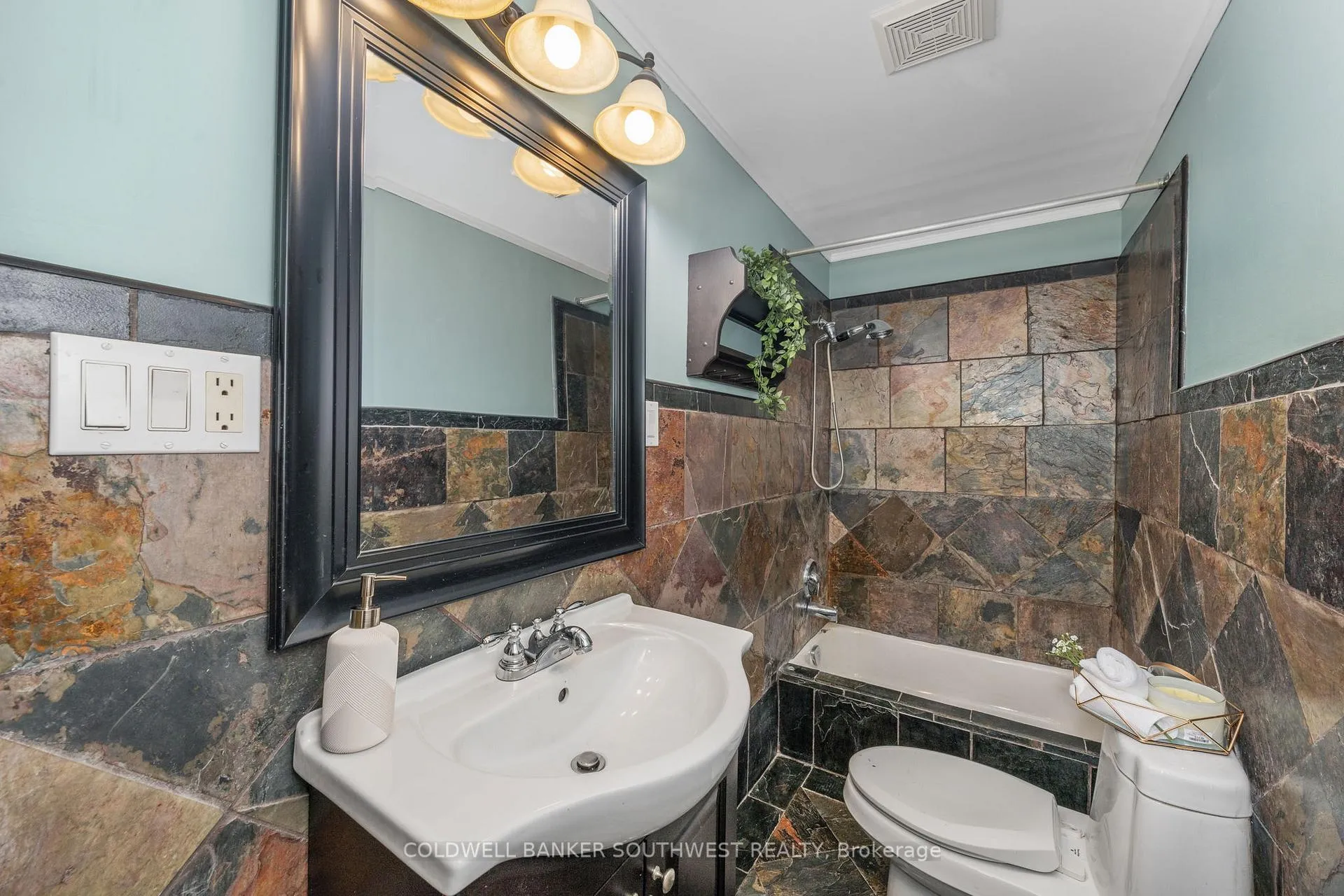 Photo 32 of 156 Queen Street, Sarnia — HOMEH