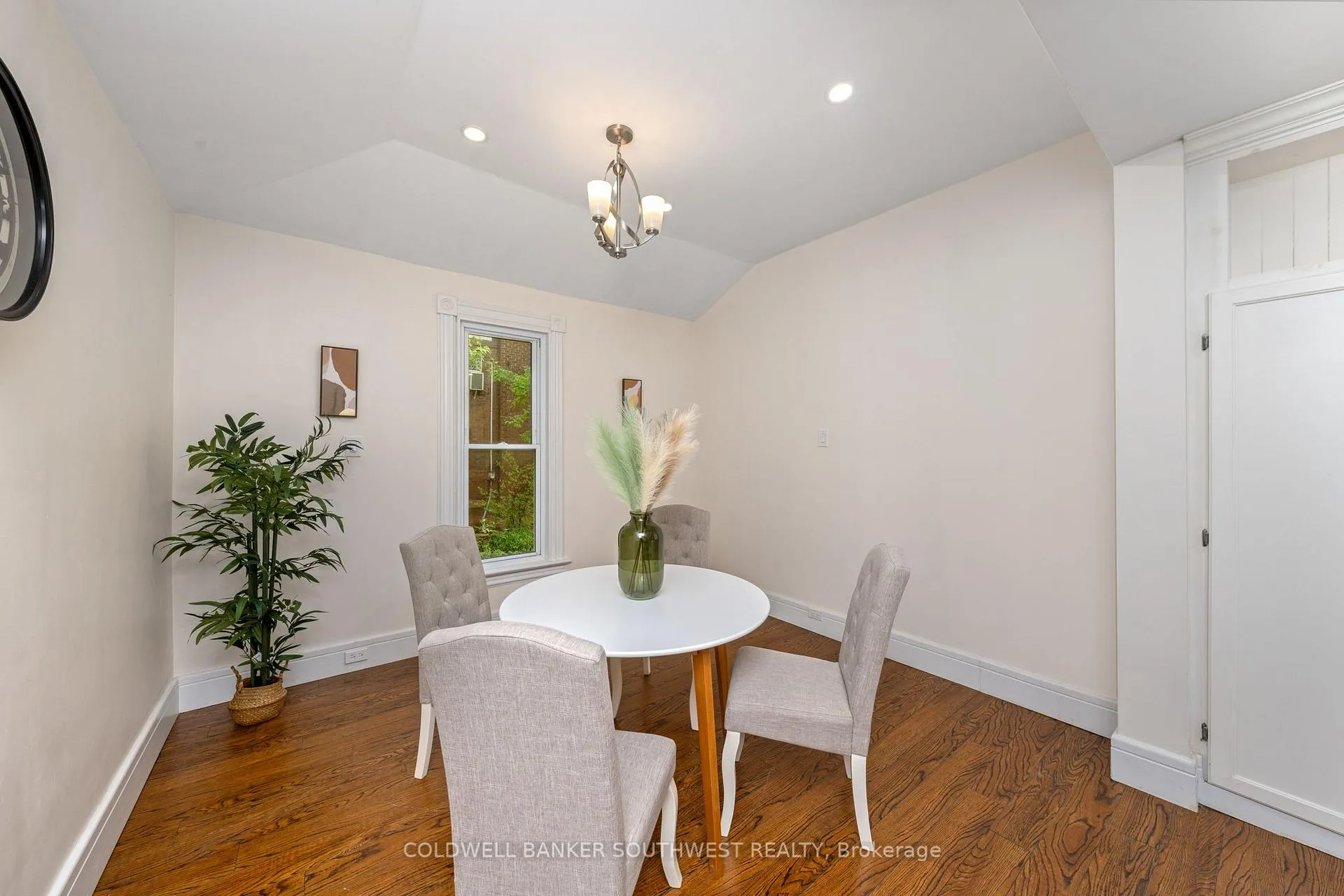 Photo 34 of 156 Queen Street, Sarnia — HOMEH
