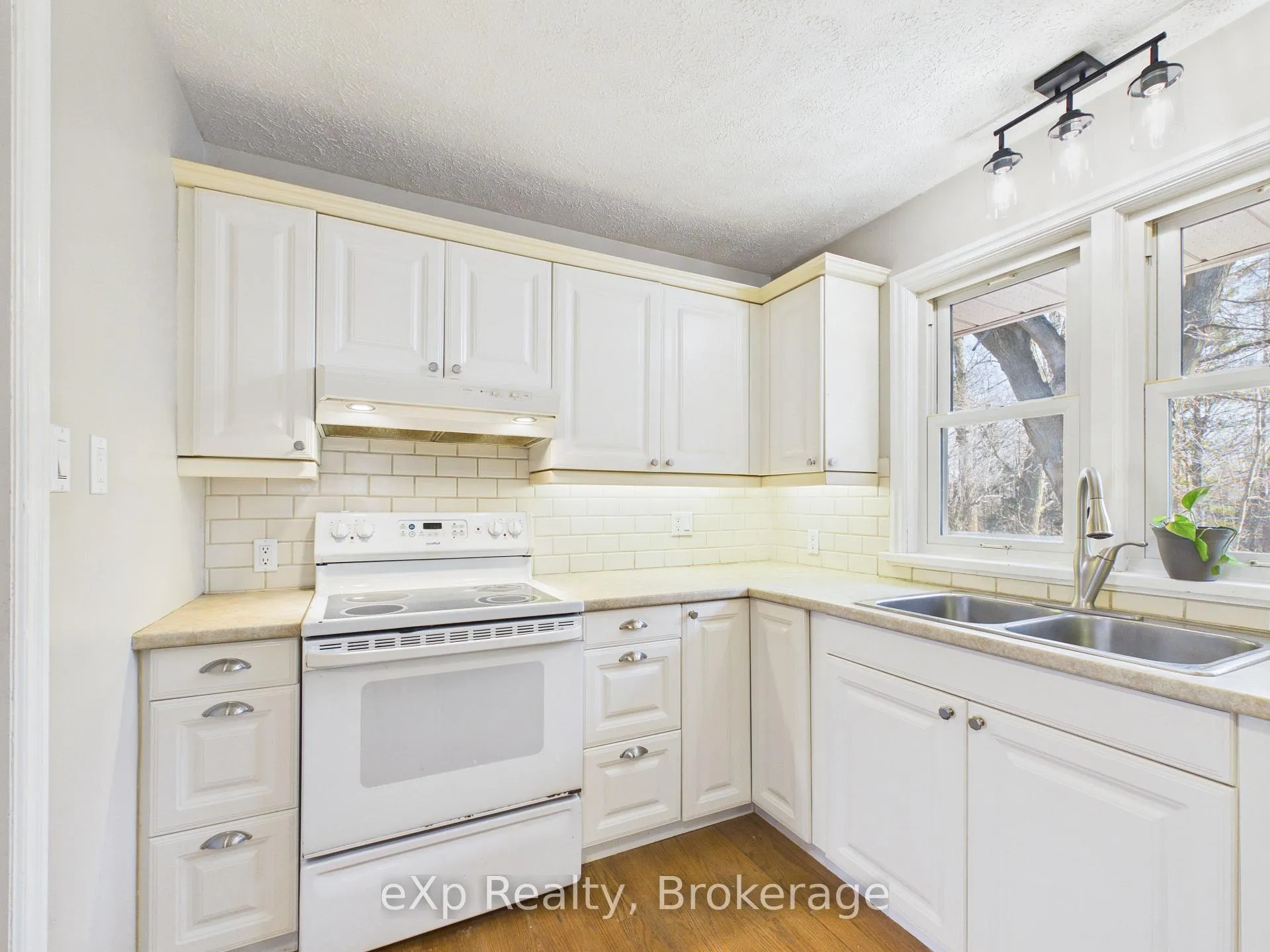 Photo 11 of 40 Johnstone Boulevard, Brockton — HOMEH