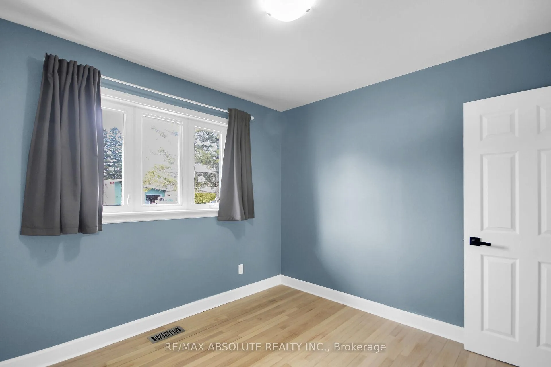 Photo 35 of 60 Foothills Drive, Ottawa, Lynwood Village — HOMEH