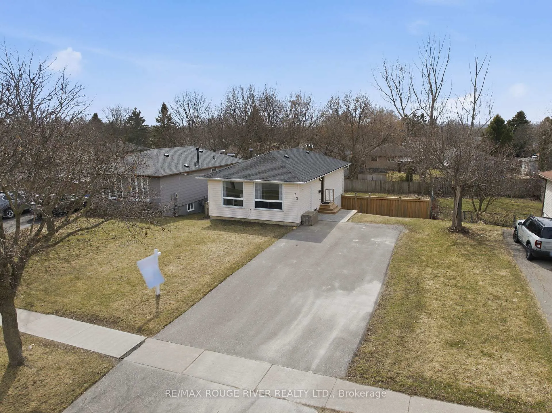 Photo 4 of 712 Grandview Drive, Oshawa, Donevan — HOMEH