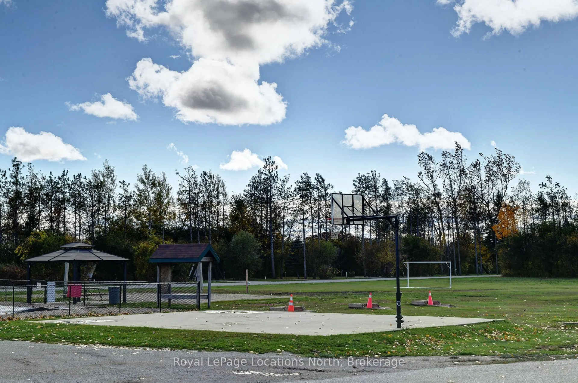 Photo 18 of 22 Prince Charles Avenue, Barrie, Little Lake — HOMEH