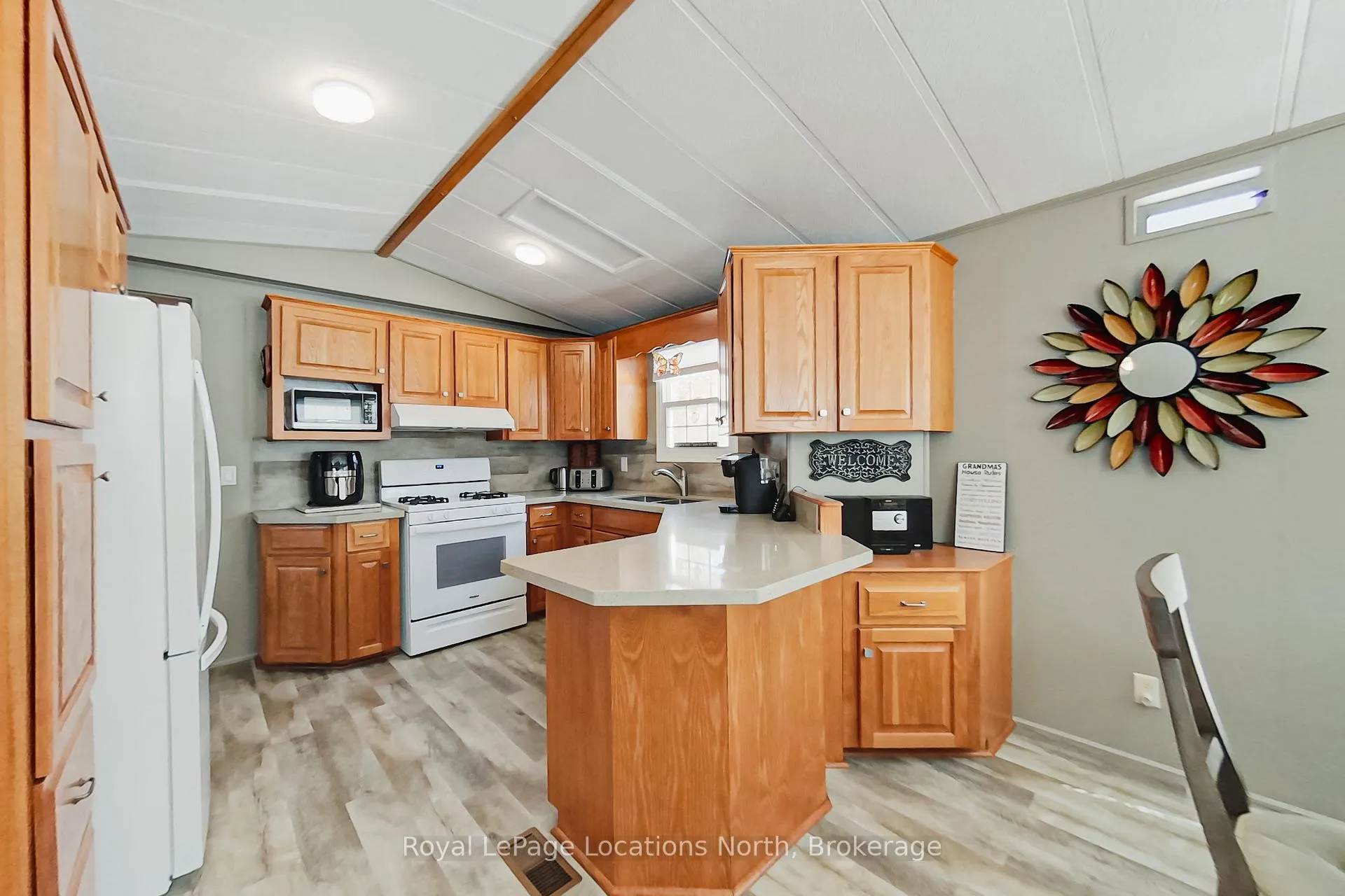Photo 26 of 22 Prince Charles Avenue, Barrie, Little Lake — HOMEH