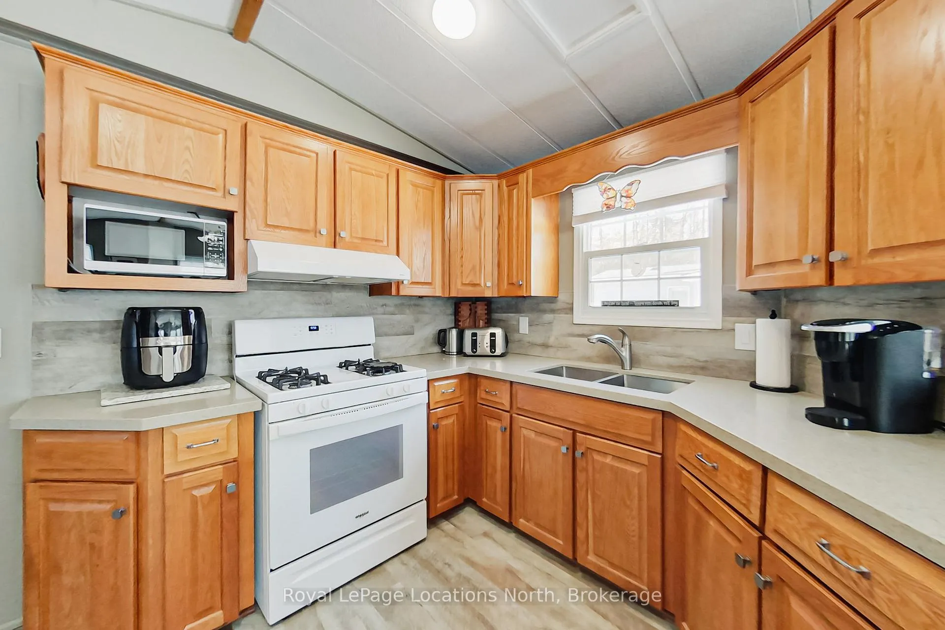 Photo 28 of 22 Prince Charles Avenue, Barrie, Little Lake — HOMEH