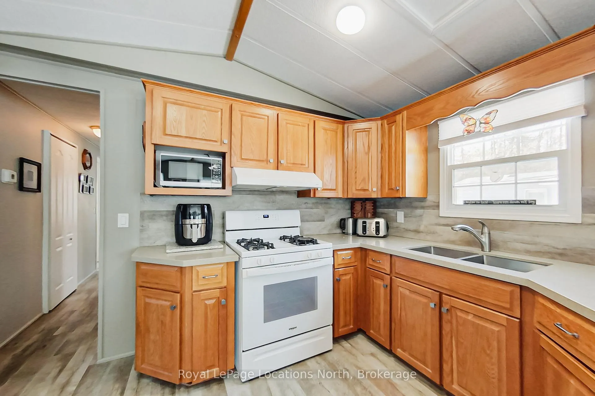Photo 29 of 22 Prince Charles Avenue, Barrie, Little Lake — HOMEH