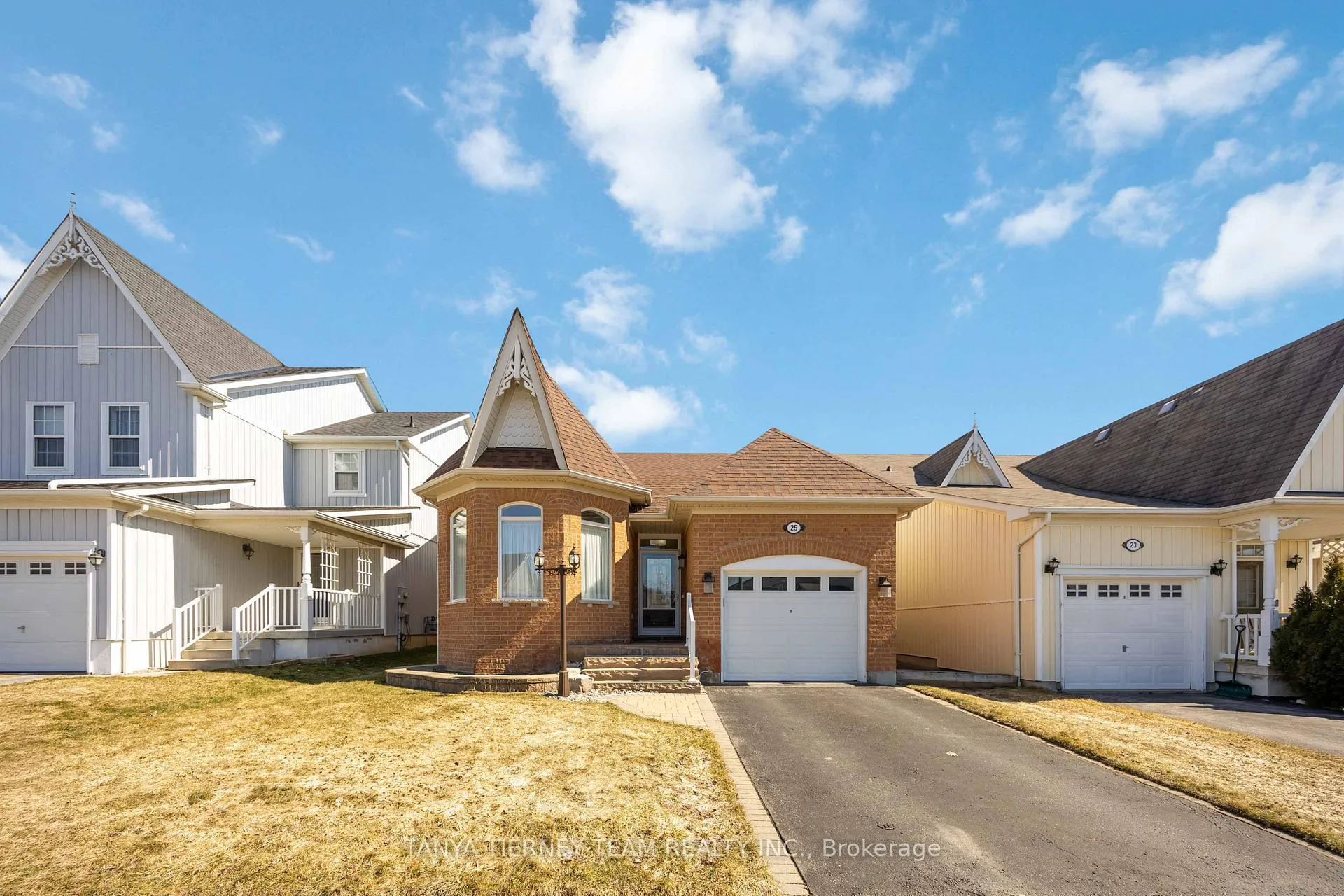 Photo 2 of 25 Wilshire Drive, Whitby, Brooklin — HOMEH