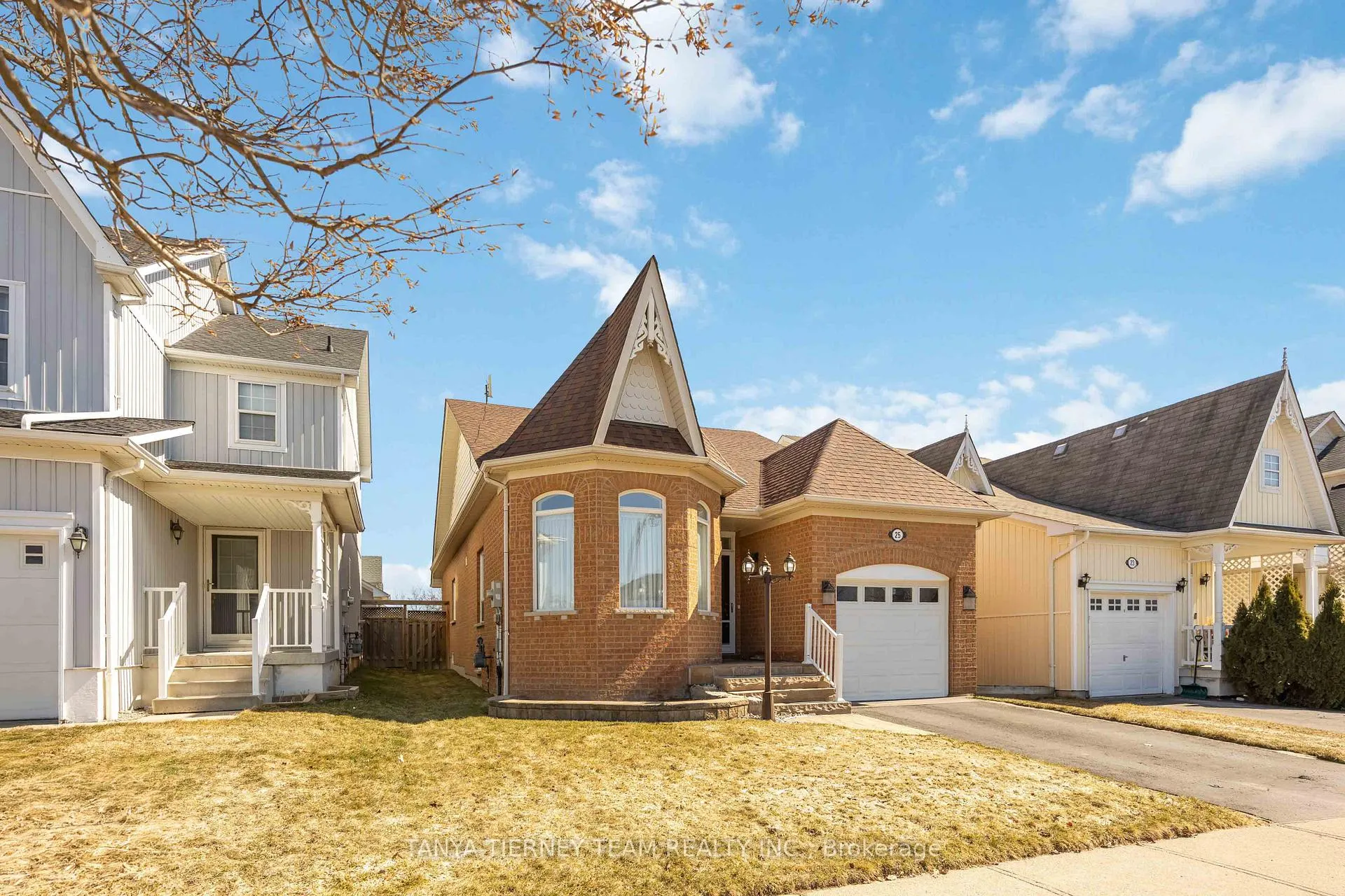 Photo 3 of 25 Wilshire Drive, Whitby, Brooklin — HOMEH