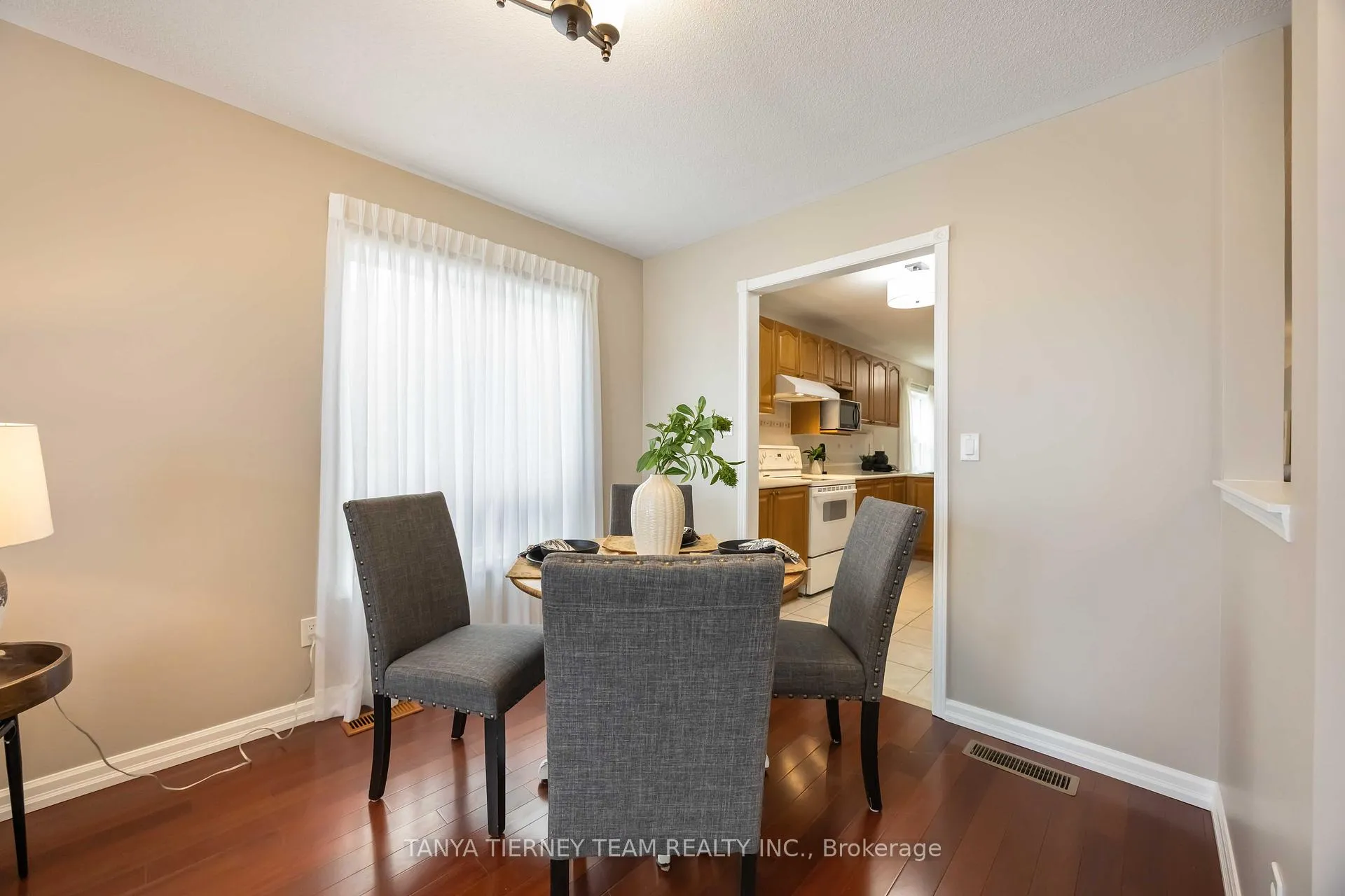 Photo 10 of 25 Wilshire Drive, Whitby, Brooklin — HOMEH