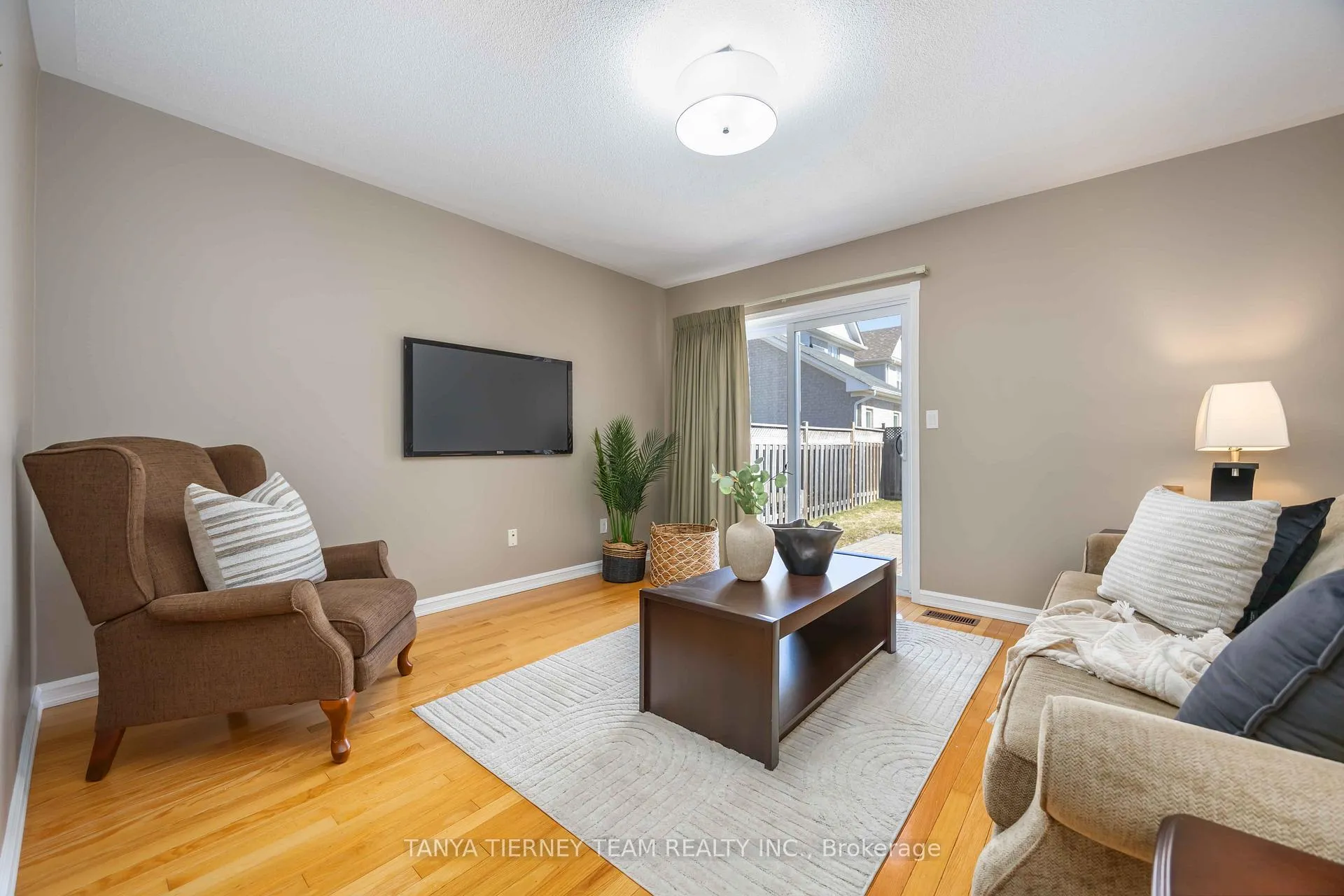 Photo 12 of 25 Wilshire Drive, Whitby, Brooklin — HOMEH