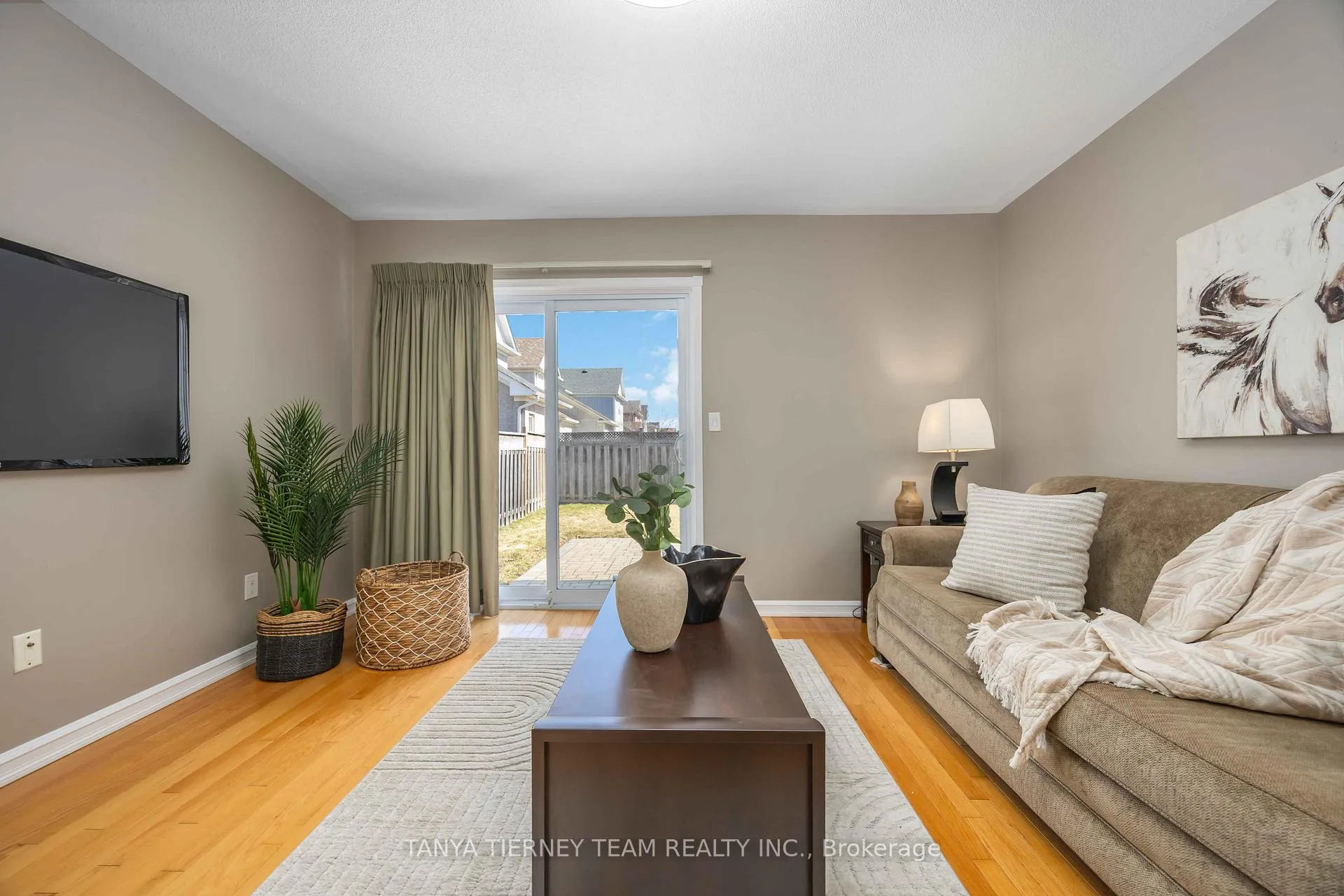 Photo 13 of 25 Wilshire Drive, Whitby, Brooklin — HOMEH