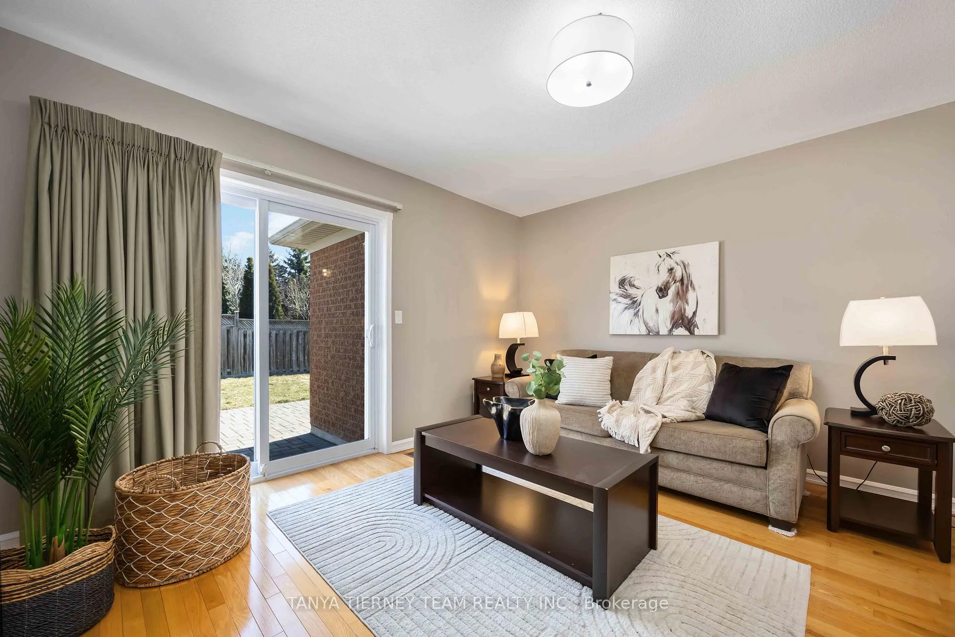 Photo 14 of 25 Wilshire Drive, Whitby, Brooklin — HOMEH