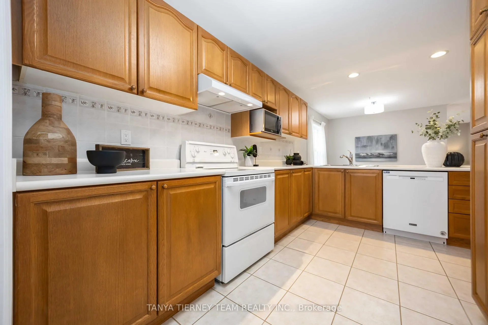 Photo 15 of 25 Wilshire Drive, Whitby, Brooklin — HOMEH