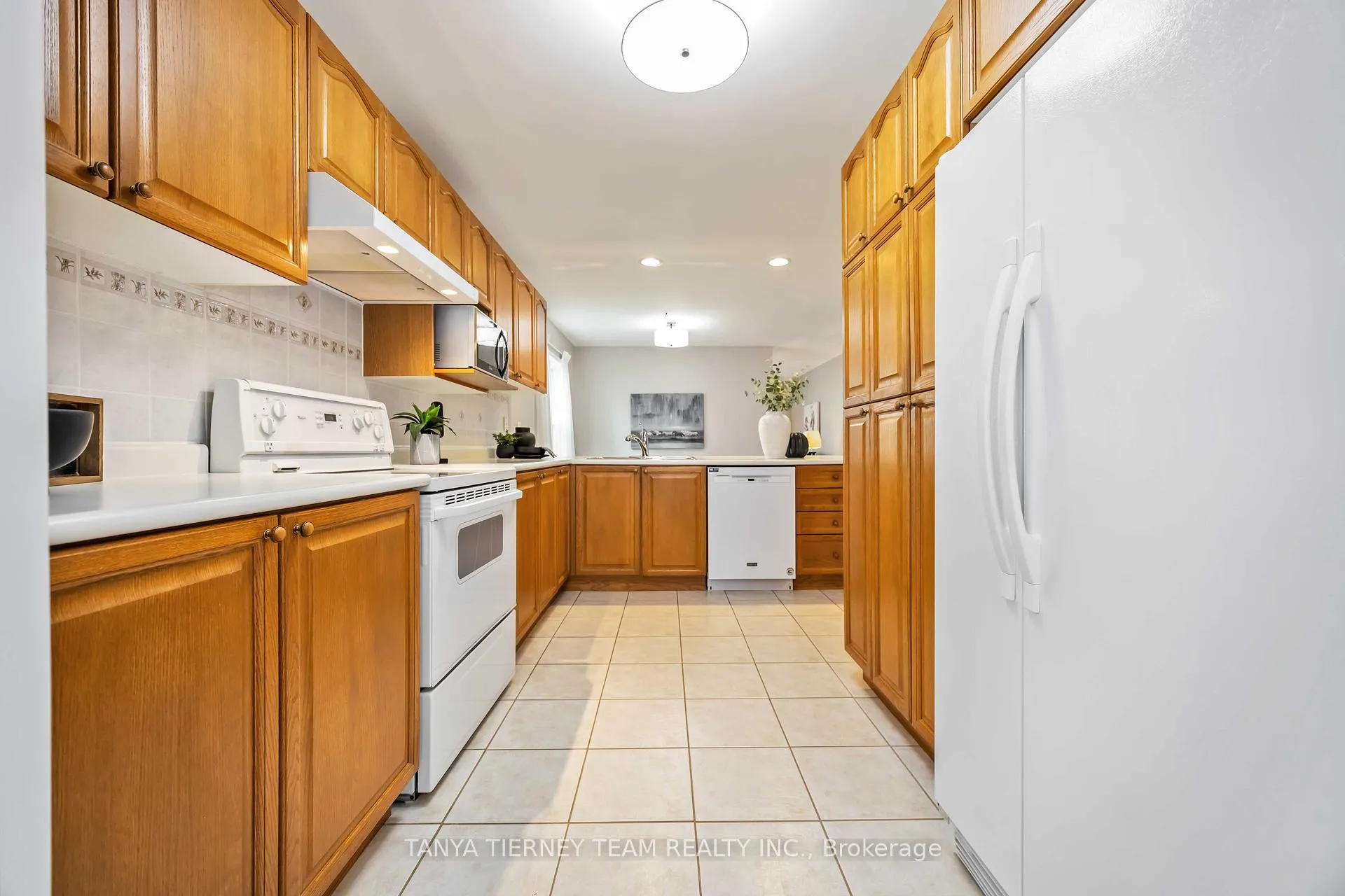 Photo 16 of 25 Wilshire Drive, Whitby, Brooklin — HOMEH