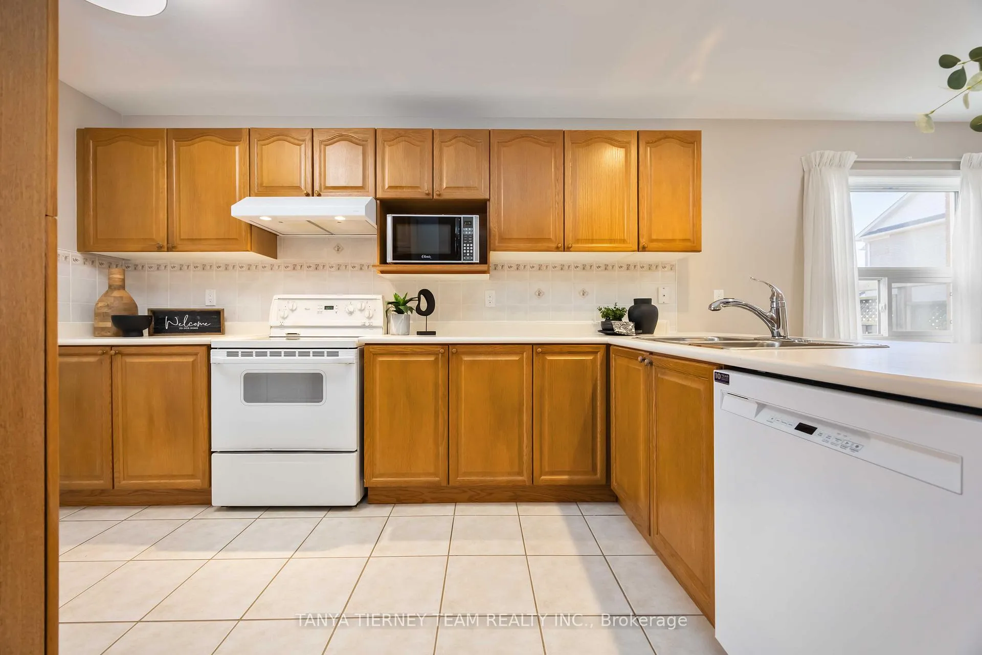 Photo 19 of 25 Wilshire Drive, Whitby, Brooklin — HOMEH