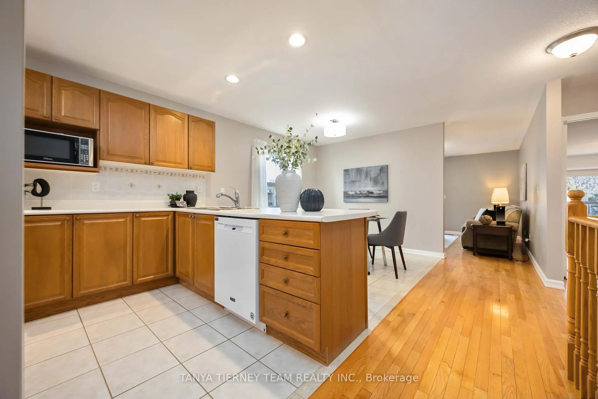 Photo 20 of 25 Wilshire Drive, Whitby, Brooklin — HOMEH