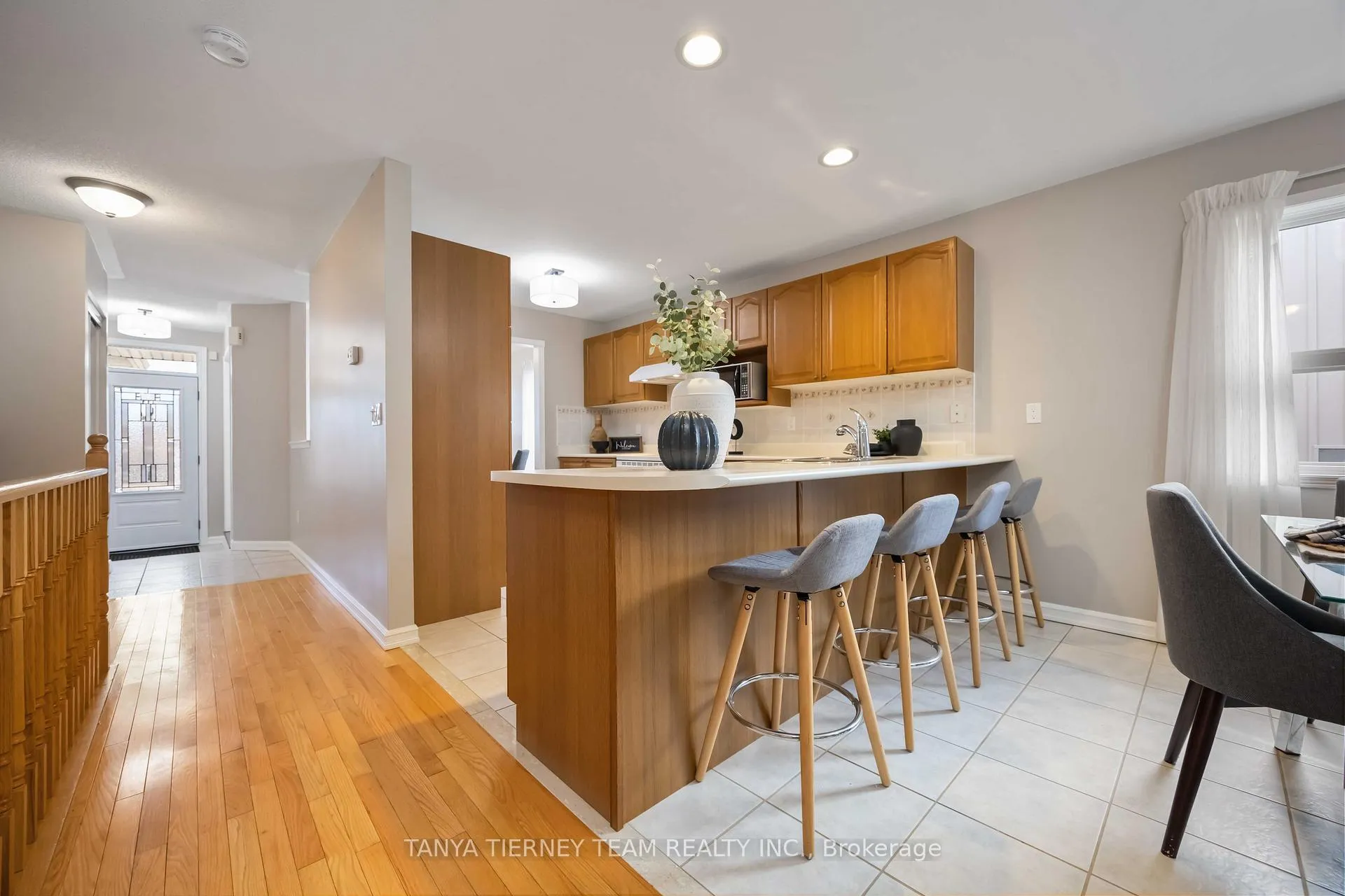 Photo 21 of 25 Wilshire Drive, Whitby, Brooklin — HOMEH