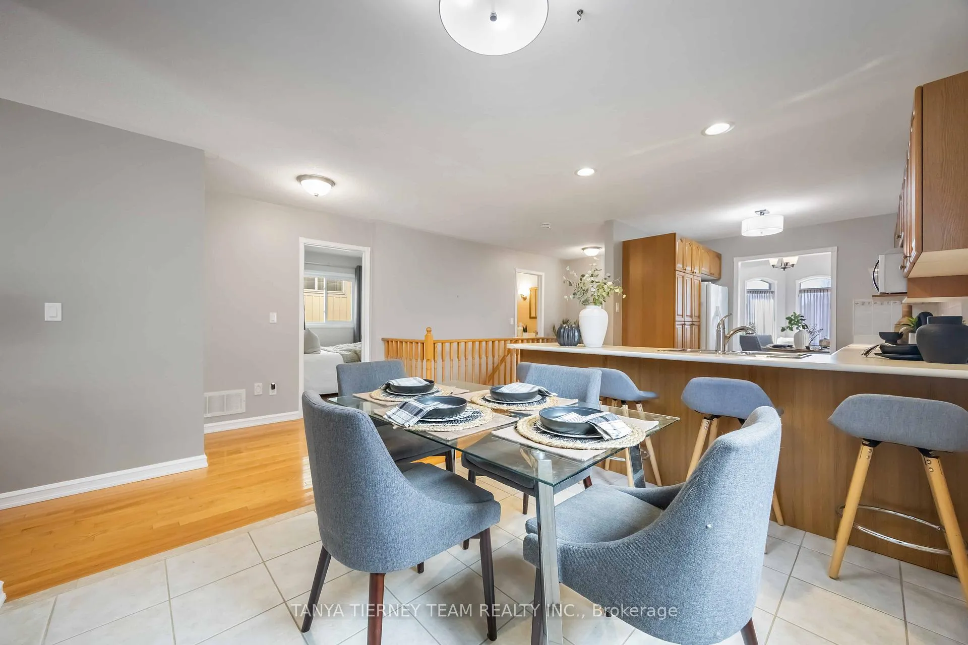 Photo 24 of 25 Wilshire Drive, Whitby, Brooklin — HOMEH