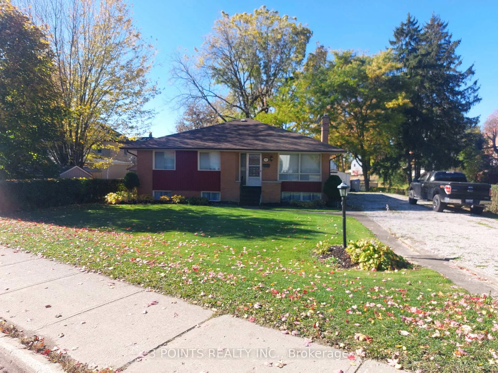 Front of 194 Peel Street S