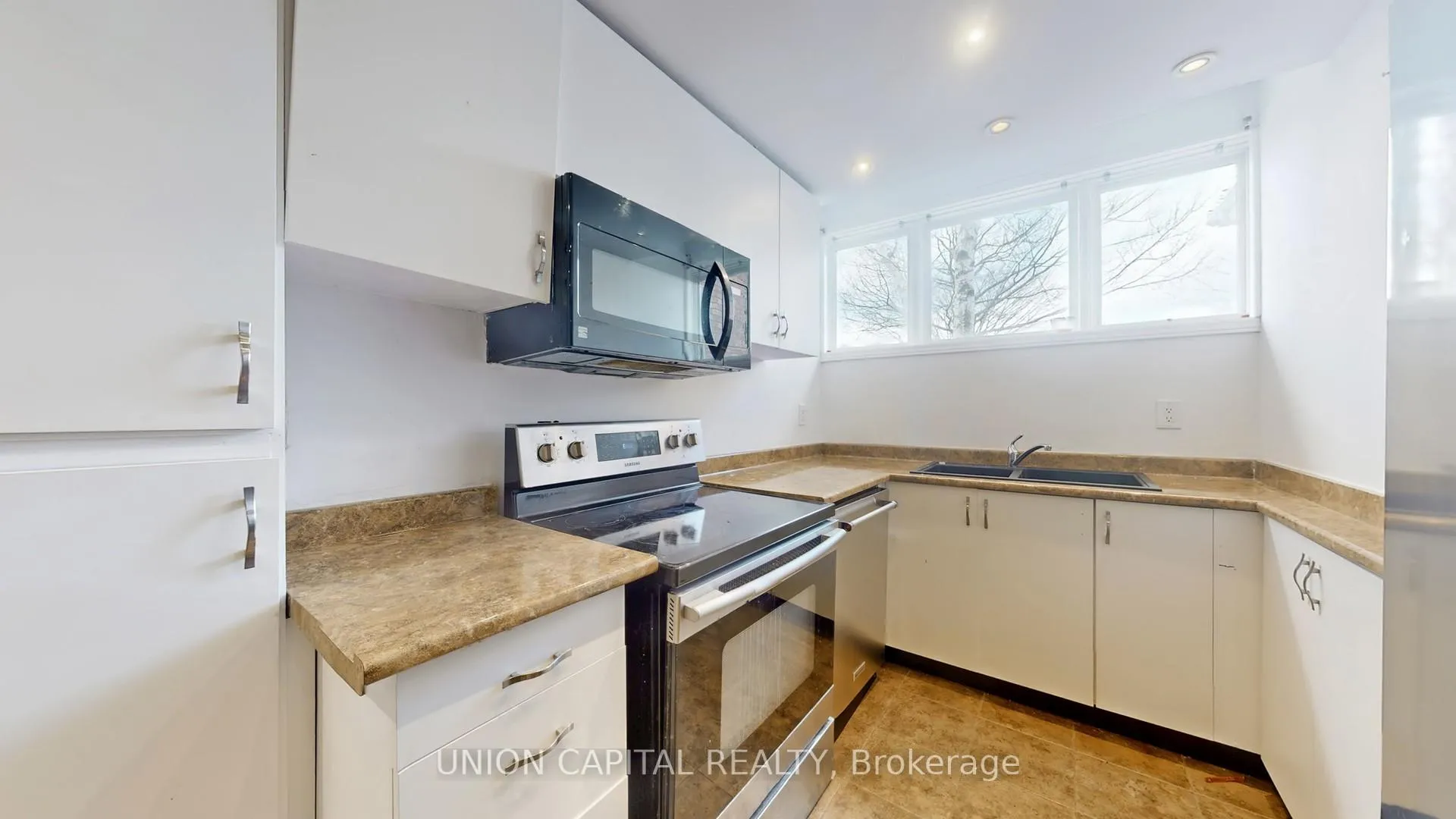 Photo 4 of 9 Fenwick Avenue, Clarington, Bowmanville — HOMEH