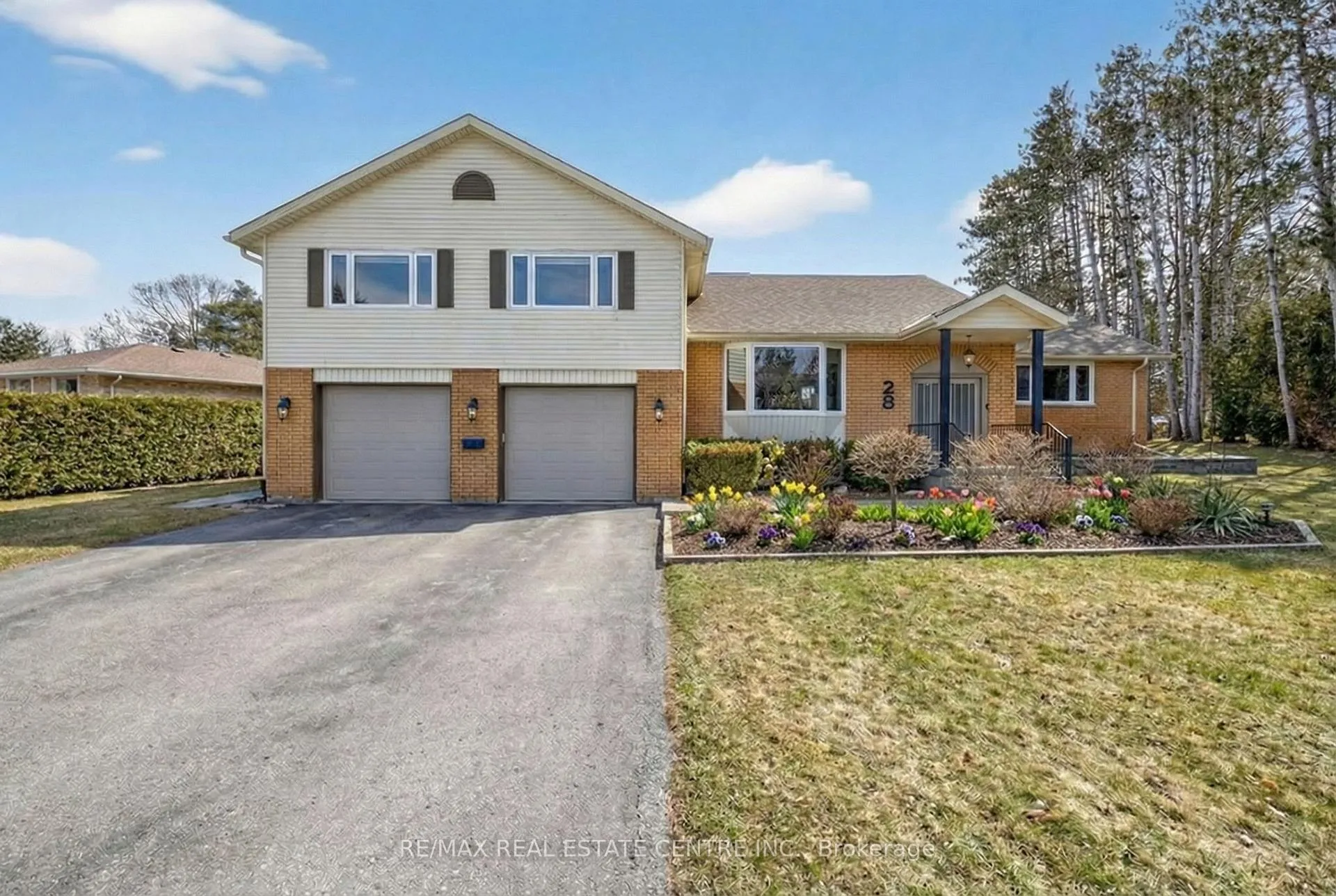 Front of 28 Starrview Crescent