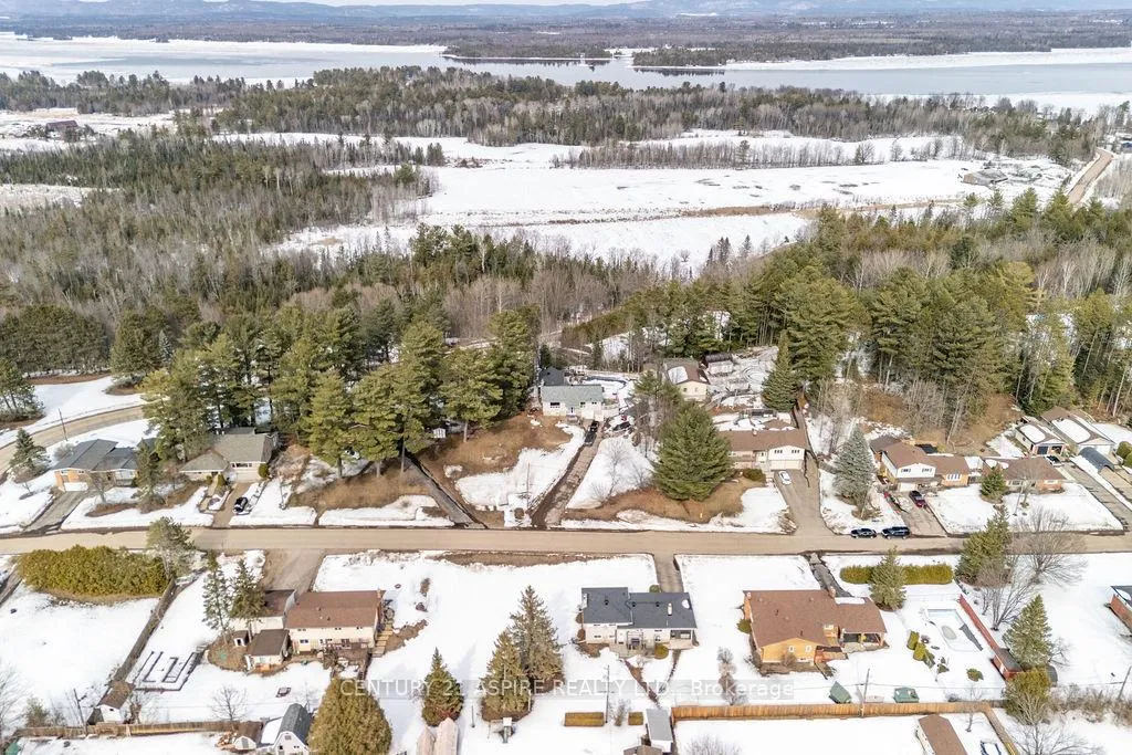 Photo 15 of 631 Birch Street, Petawawa — HOMEH