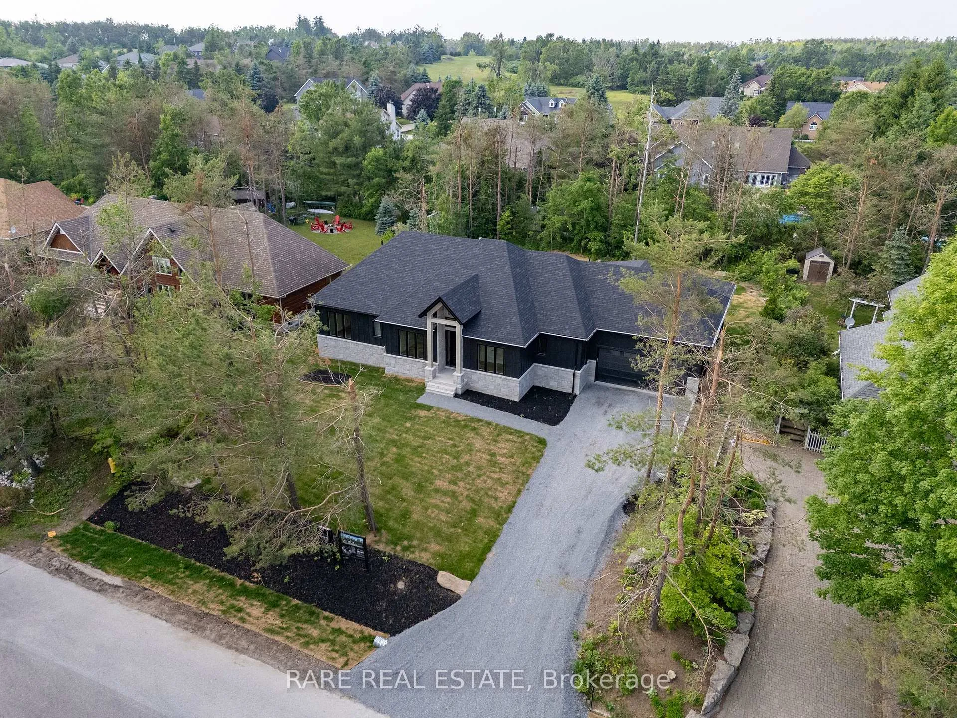 Photo 2 of 32 Alpine Way, Oro-Medonte, Horseshoe Valley — HOMEH