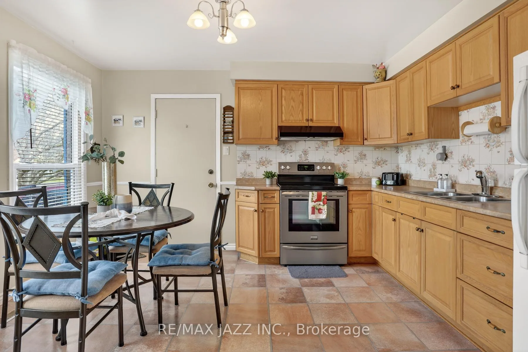 Photo 4 of 152 Guthrie Crescent, Whitby, Lynde Creek — HOMEH