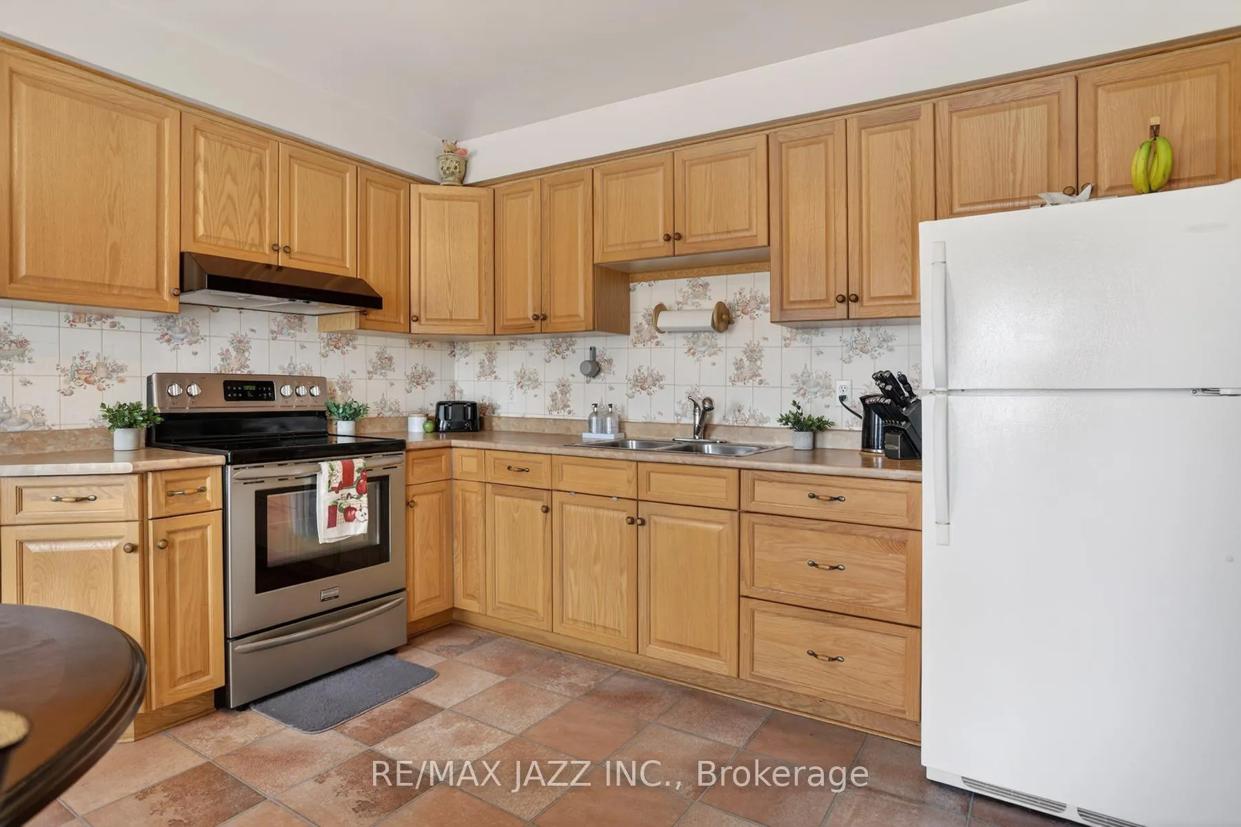 Photo 5 of 152 Guthrie Crescent, Whitby, Lynde Creek — HOMEH