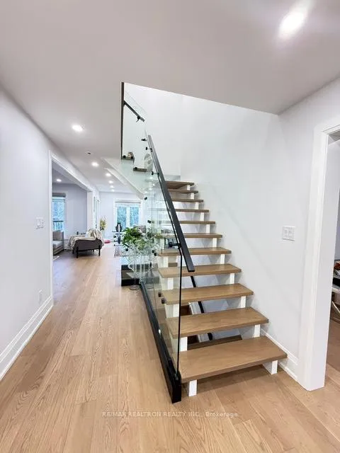 Photo 4 of Unit Main, 35 Hammond Drive, Aurora, Aurora Heights — HOMEH