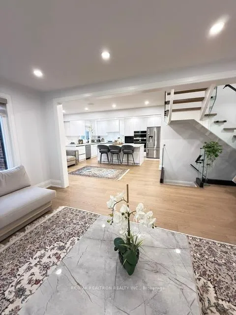 Photo 7 of Unit Main, 35 Hammond Drive, Aurora, Aurora Heights — HOMEH