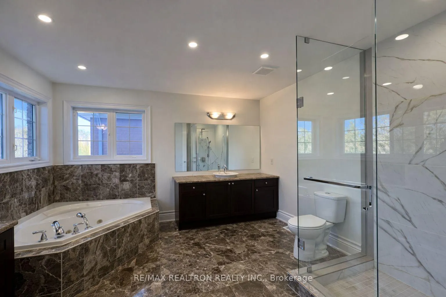 Photo 3 of 38 Westminster Circle, Barrie, Innis-Shore — HOMEH
