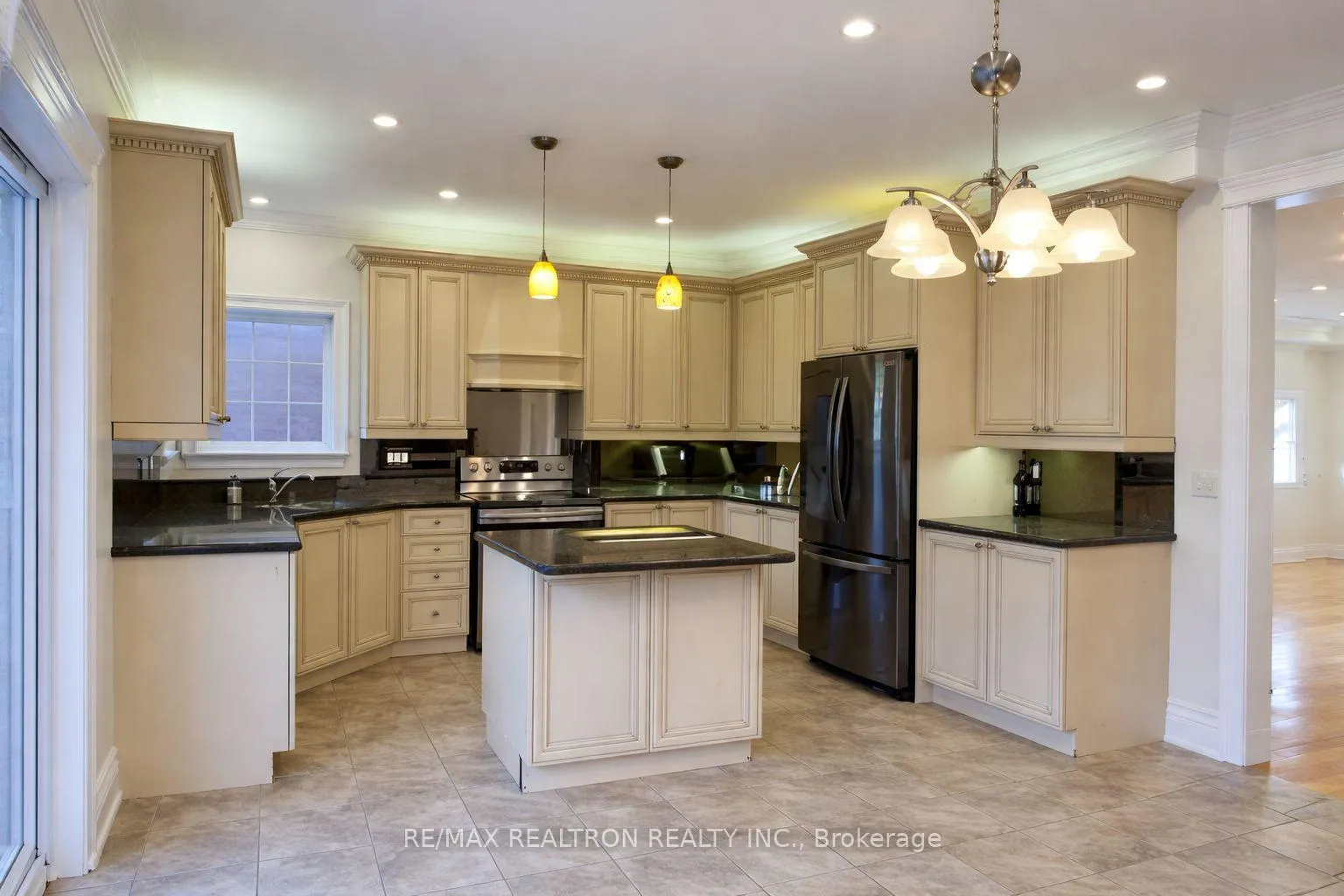 Photo 4 of 38 Westminster Circle, Barrie, Innis-Shore — HOMEH