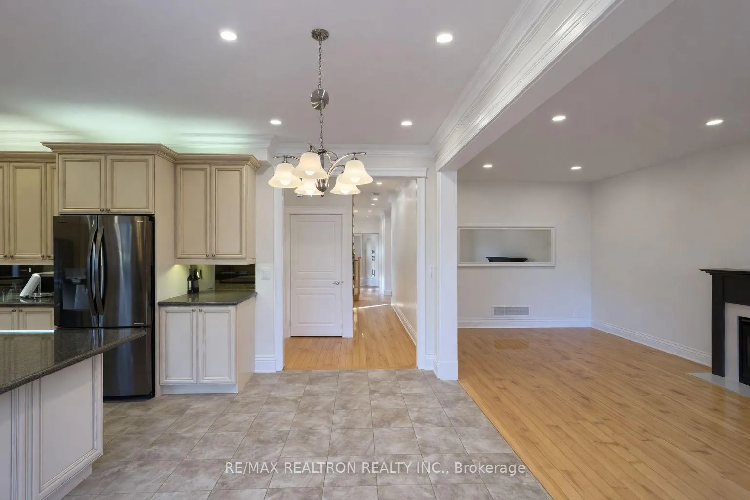 Photo 5 of 38 Westminster Circle, Barrie, Innis-Shore — HOMEH