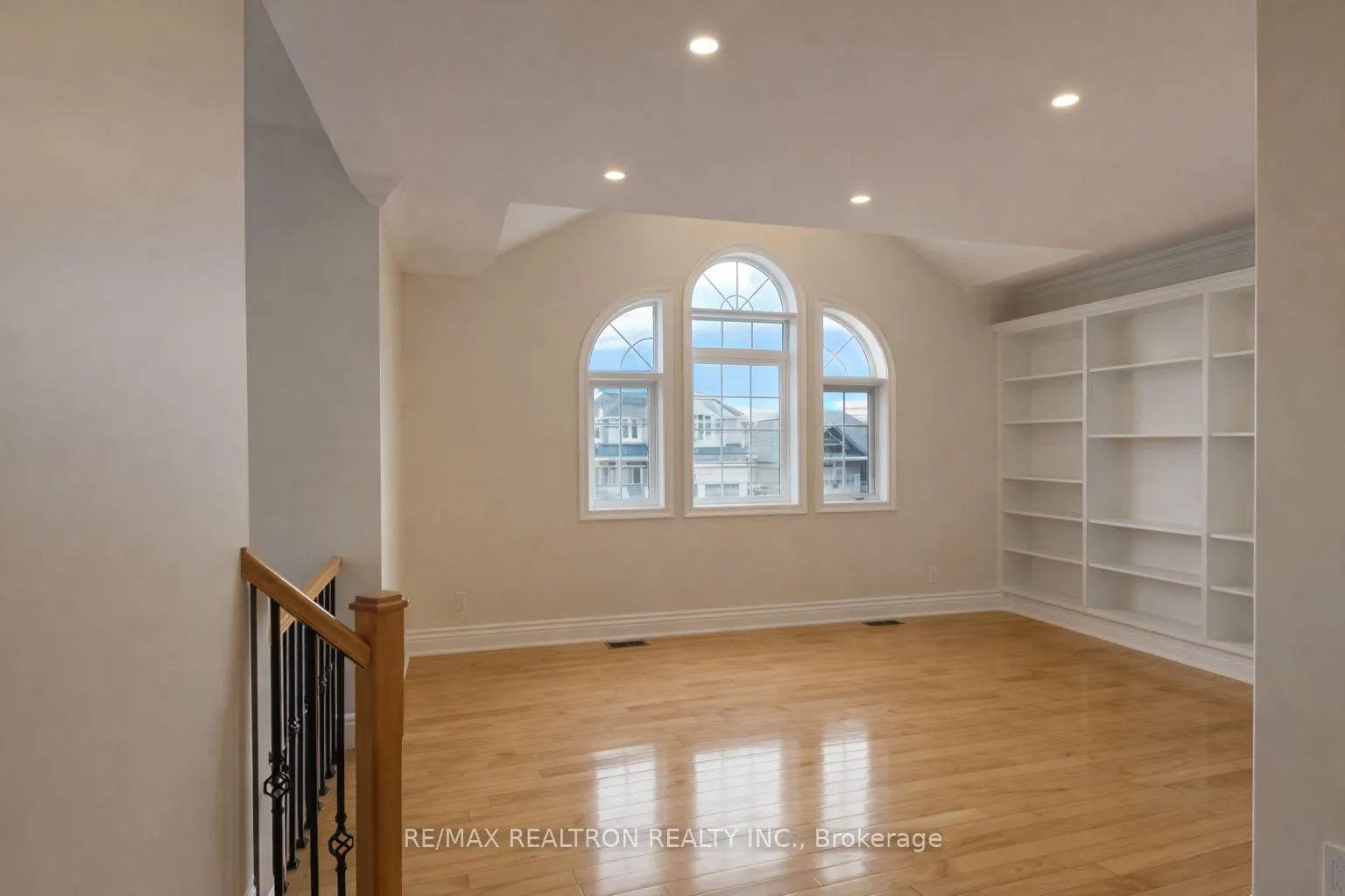 Photo 9 of 38 Westminster Circle, Barrie, Innis-Shore — HOMEH